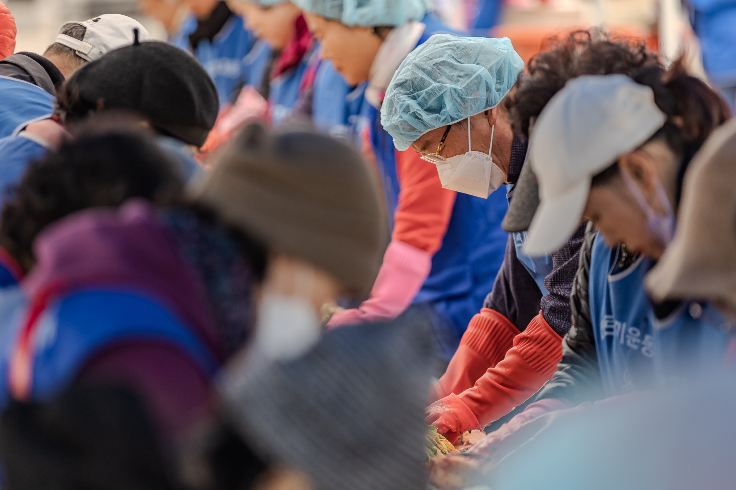 20231117-바르게살기운동 광진구협의회 어려운이웃 김장담가드리기 231117_0248_G_215146.jpg