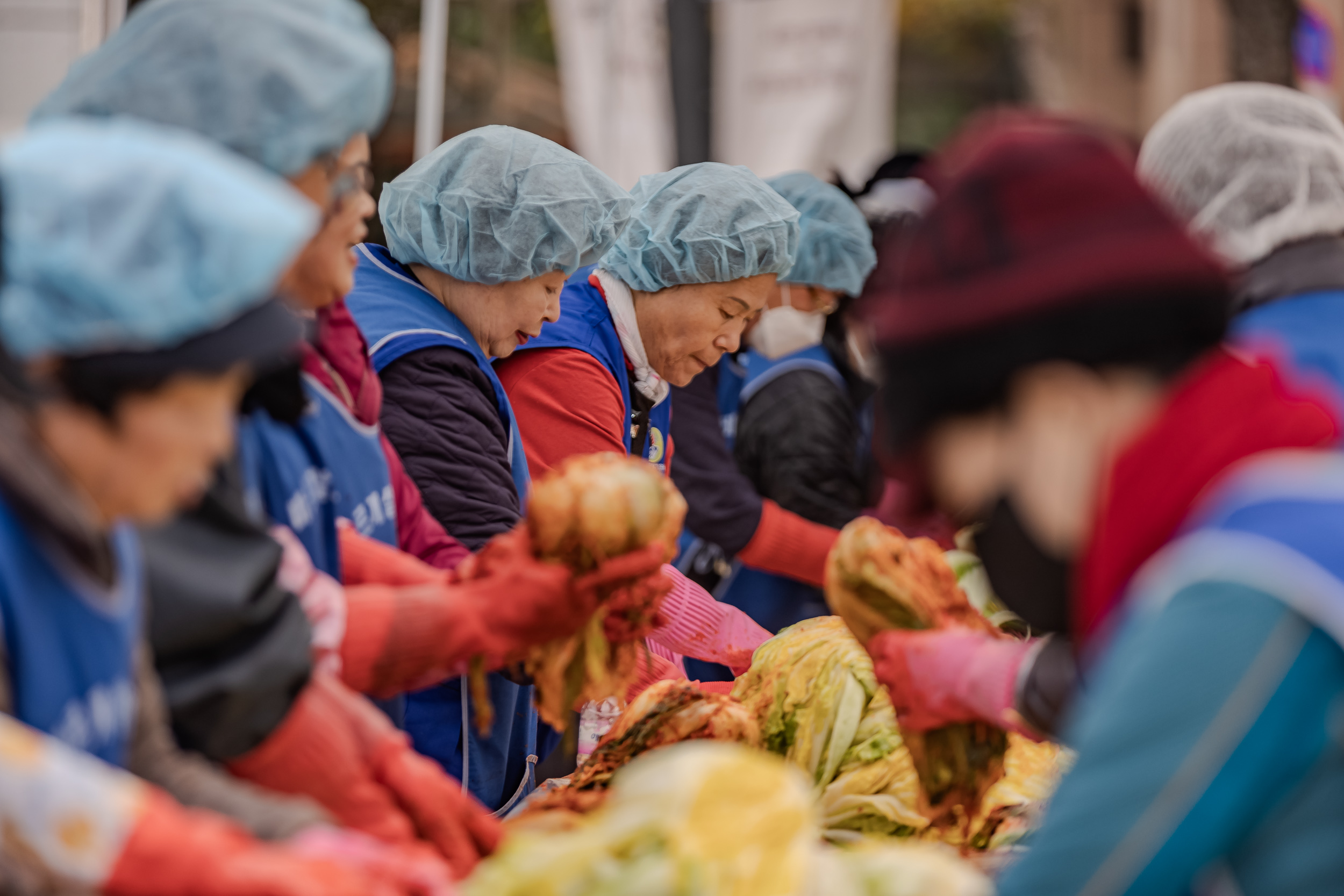 20231117-바르게살기운동 광진구협의회 어려운이웃 김장담가드리기 231117_0279_G_215147.jpg