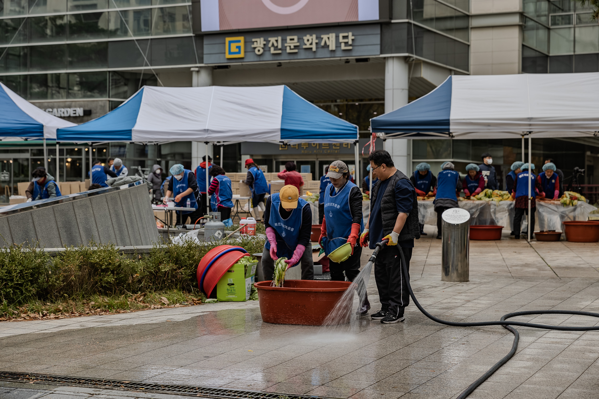 20231117-바르게살기운동 광진구협의회 어려운이웃 김장담가드리기 231117_0360_G_215148.jpg