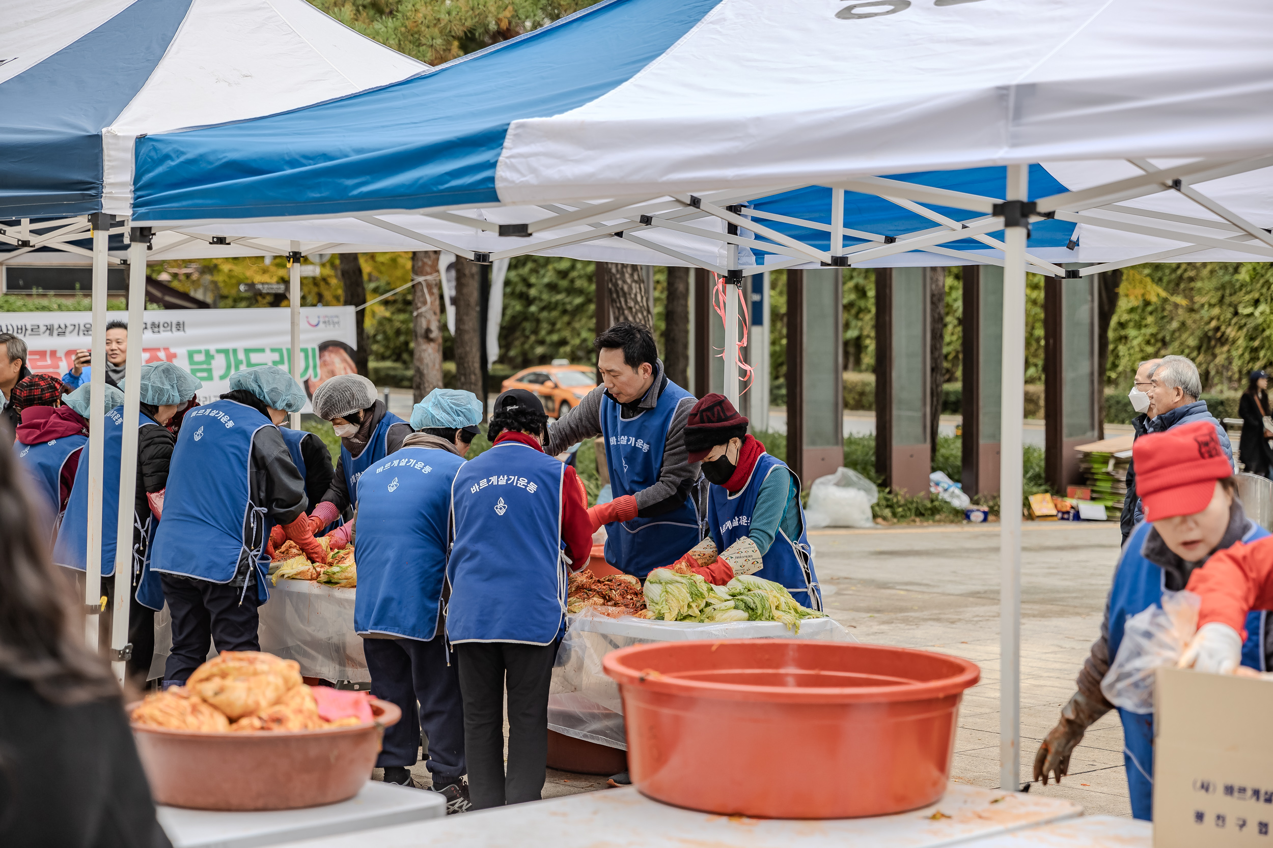 20231117-바르게살기운동 광진구협의회 어려운이웃 김장담가드리기 231117_0483_G_215151.jpg