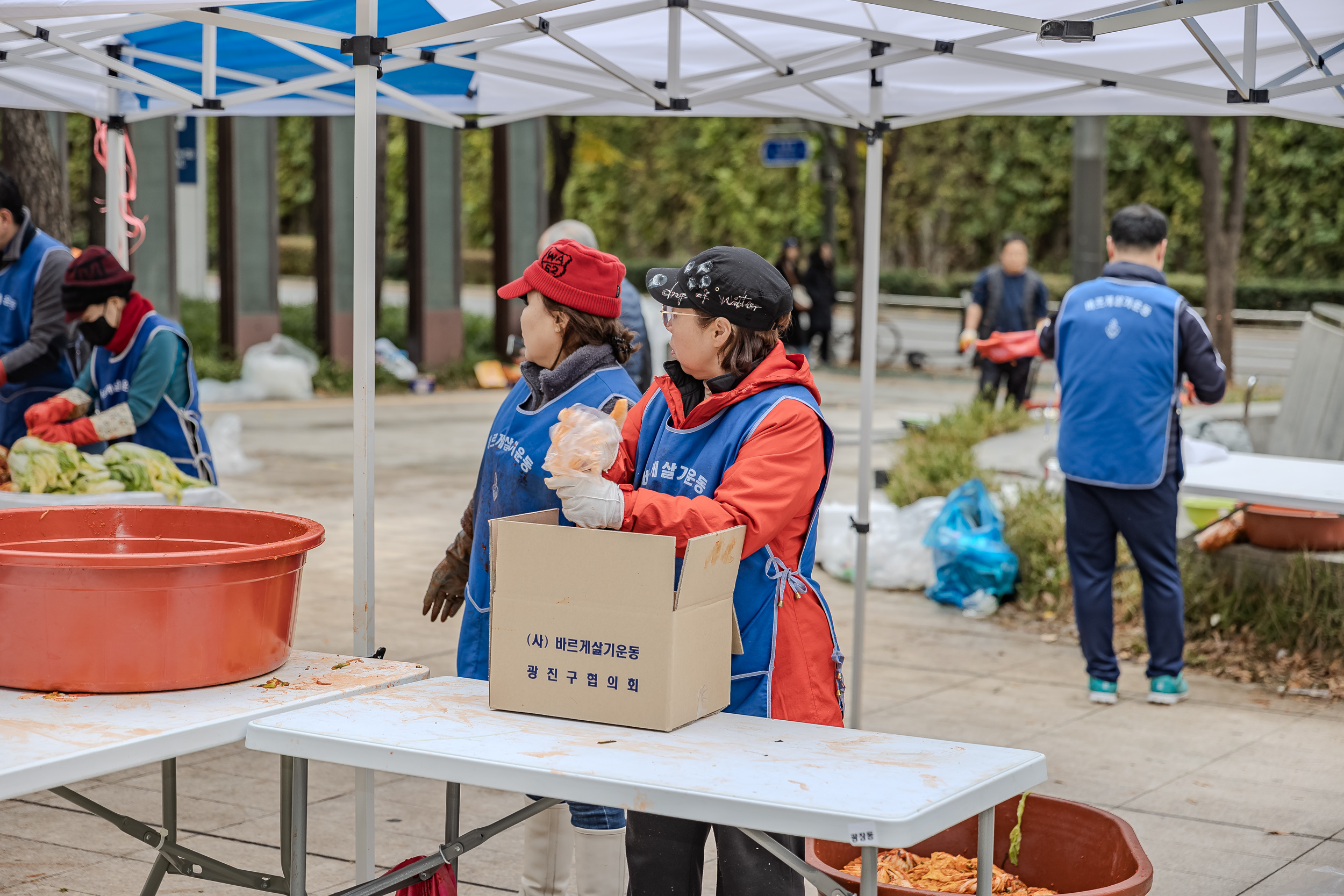 20231117-바르게살기운동 광진구협의회 어려운이웃 김장담가드리기 231117_0488_G_215151.jpg