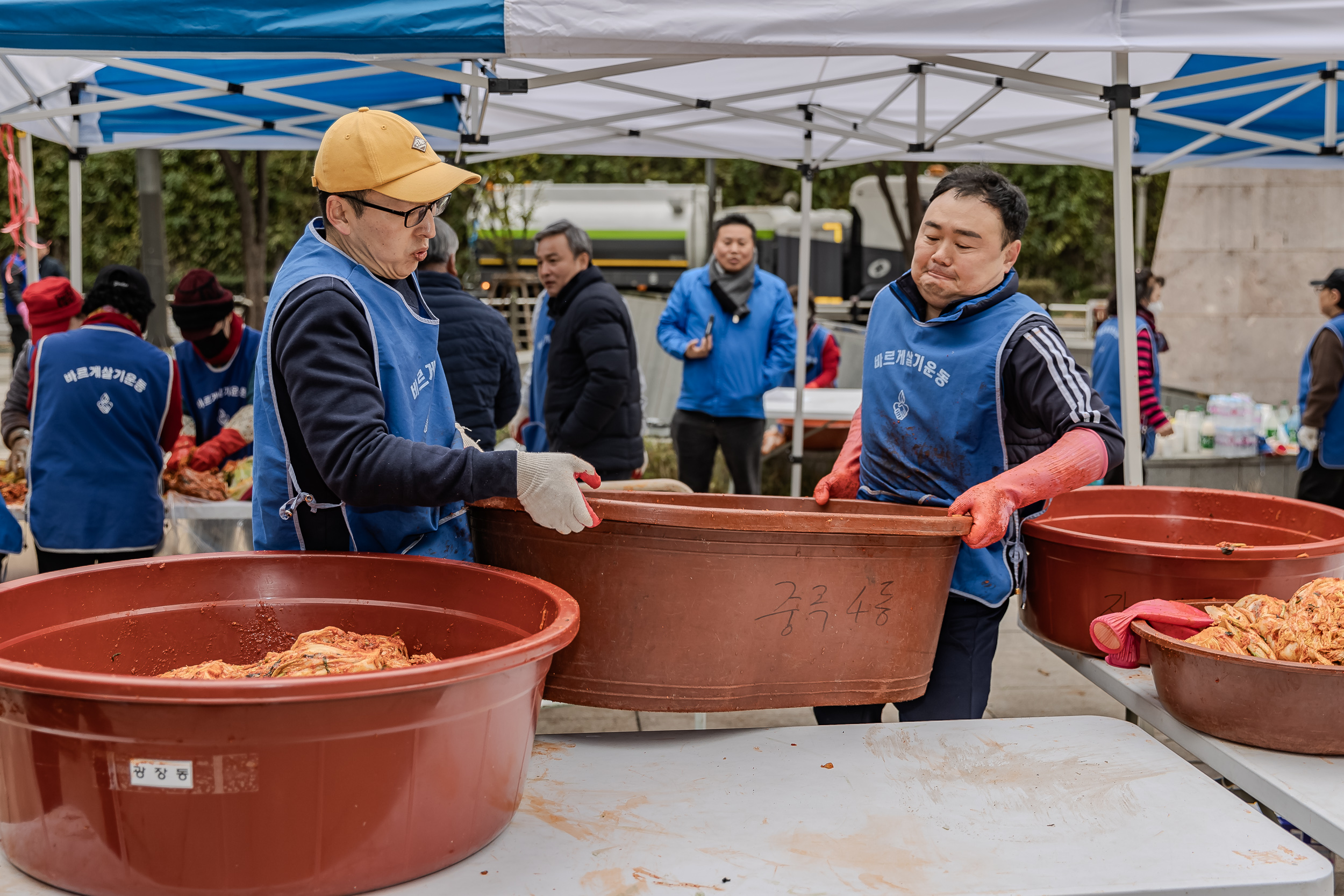 20231117-바르게살기운동 광진구협의회 어려운이웃 김장담가드리기 231117_0508_G_215151.jpg