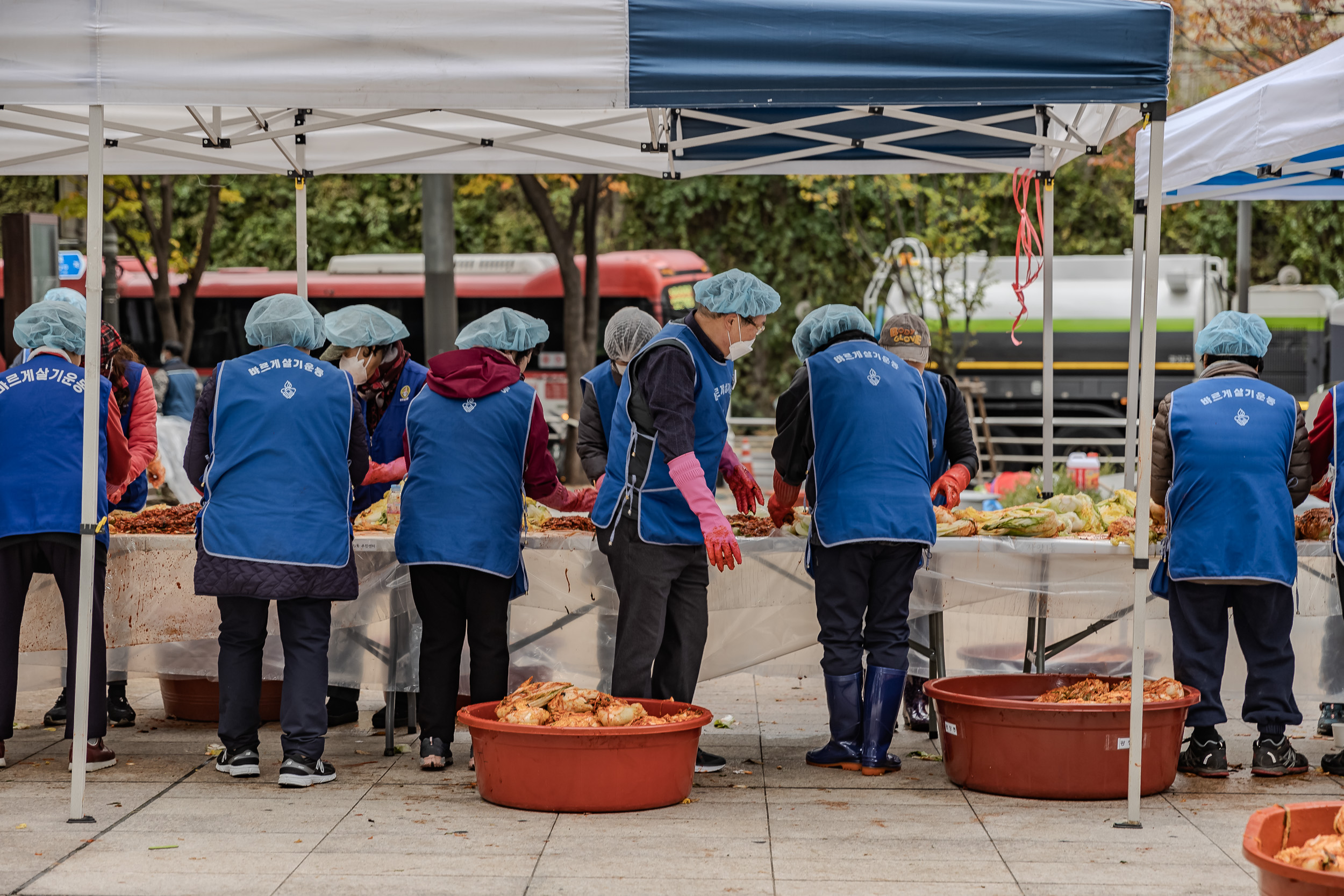 20231117-바르게살기운동 광진구협의회 어려운이웃 김장담가드리기 231117_0594_G_215153.jpg