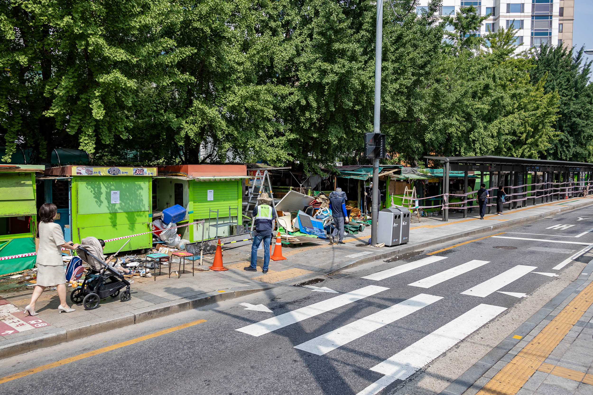 20230706-구의3동 강변 우성아파트 담장 앞 노점상 철거1 230706-0376_G_112021.jpg