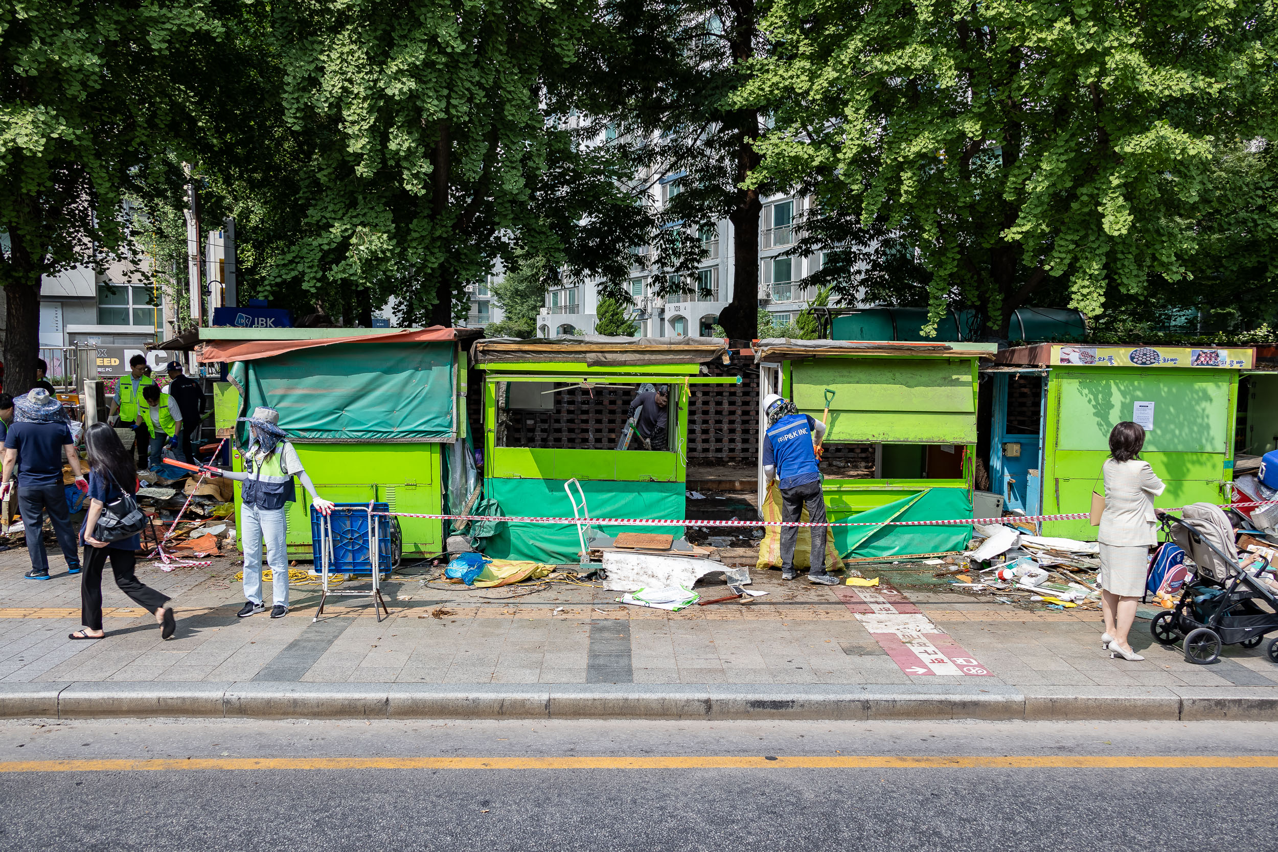 20230706-구의3동 강변 우성아파트 담장 앞 노점상 철거1 230706-0378_G_112021.jpg