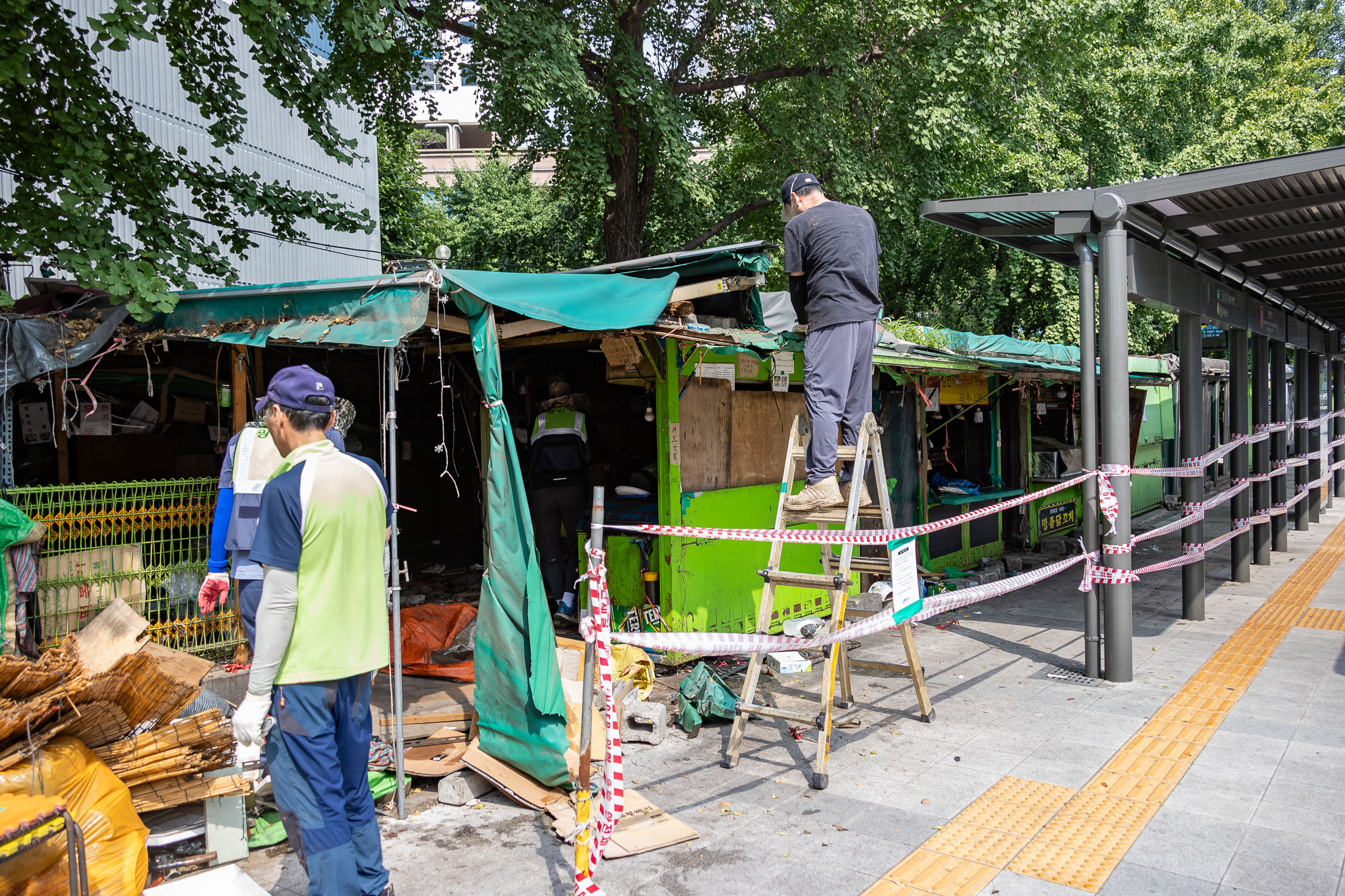 20230706-구의3동 강변 우성아파트 담장 앞 노점상 철거1 230706-0325_G_112020.jpg