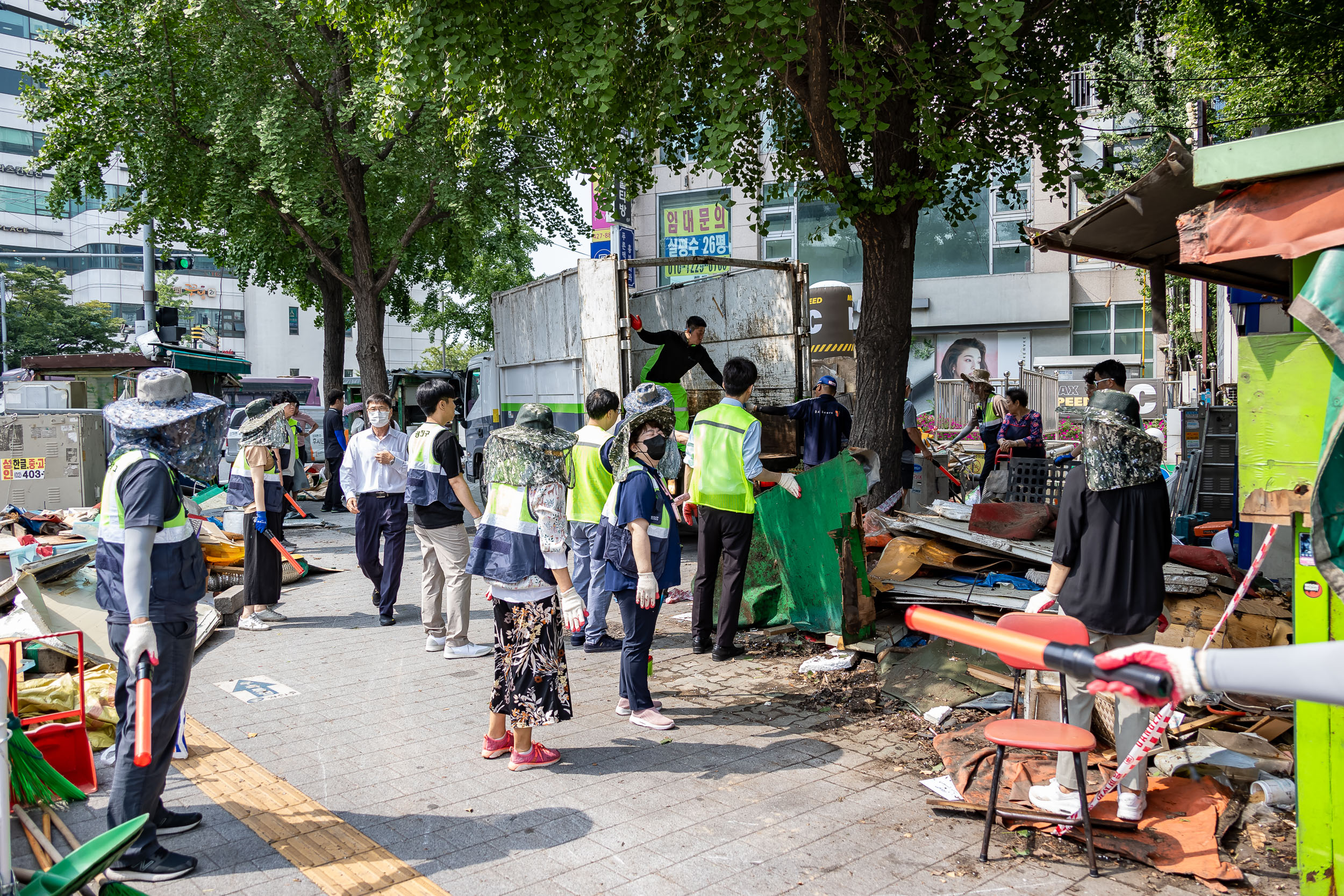 20230706-구의3동 강변 우성아파트 담장 앞 노점상 철거1 230706-0327_G_112020.jpg