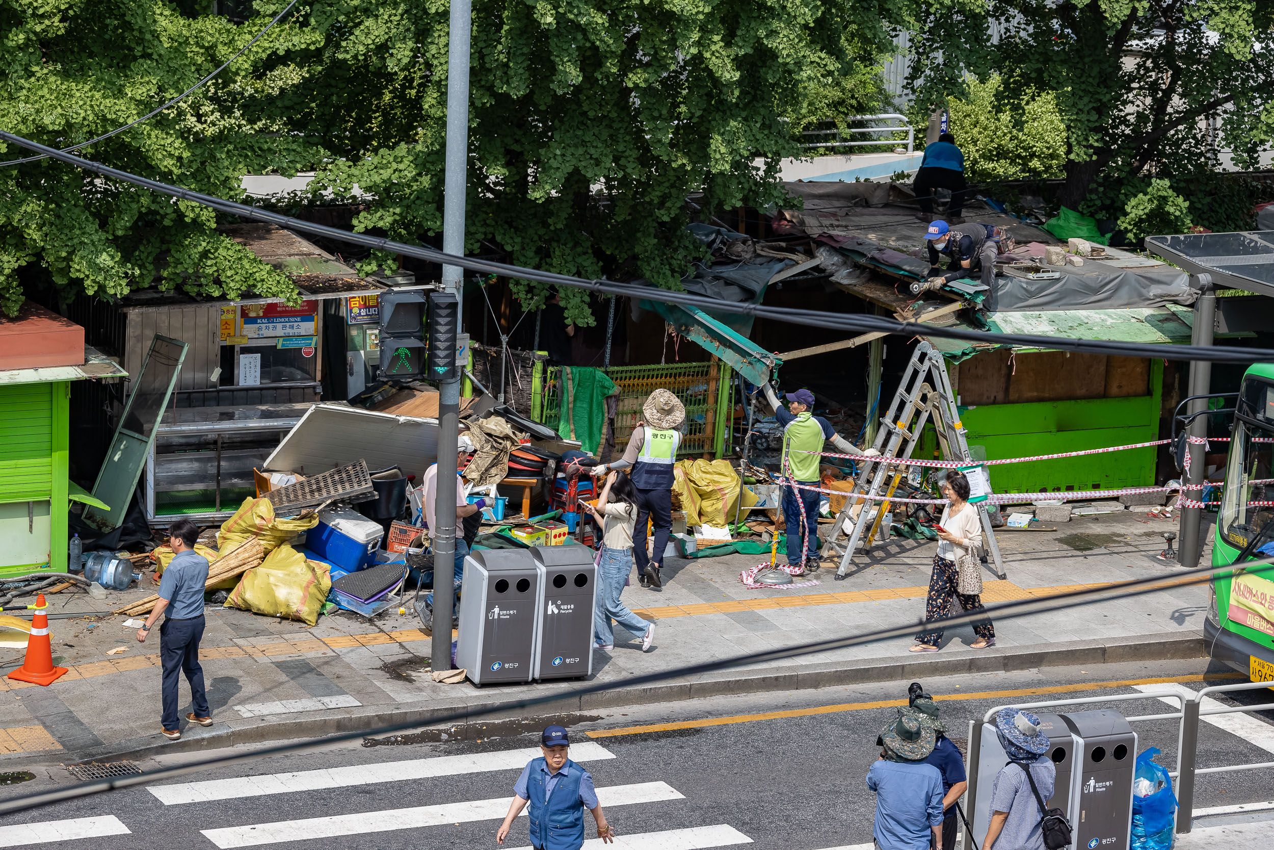 20230706-구의3동 강변 우성아파트 담장 앞 노점상 철거1 230706-0666_G_112026.jpg