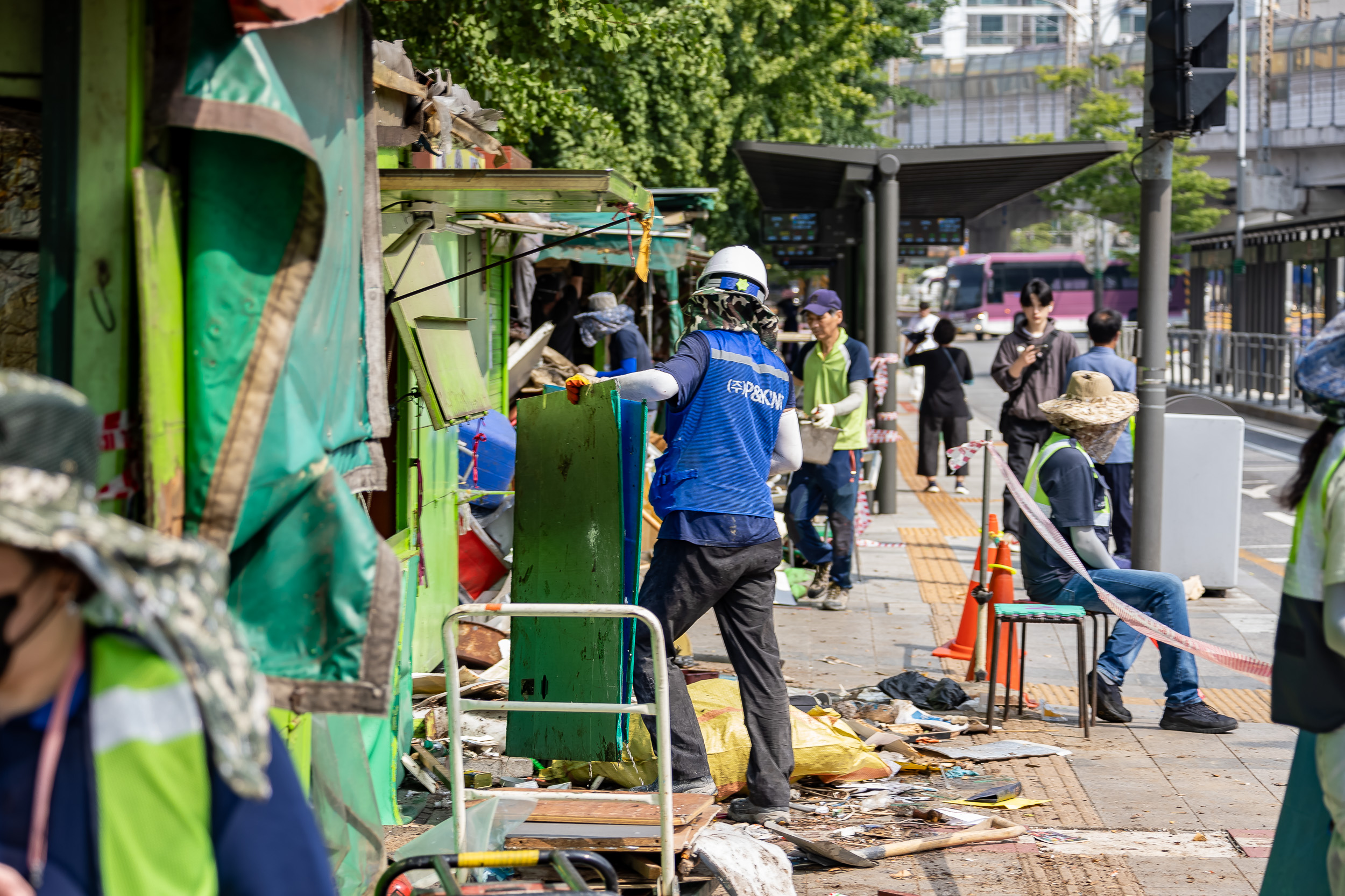 20230706-구의3동 강변 우성아파트 담장 앞 노점상 철거1 230706-0336_G_112020.jpg