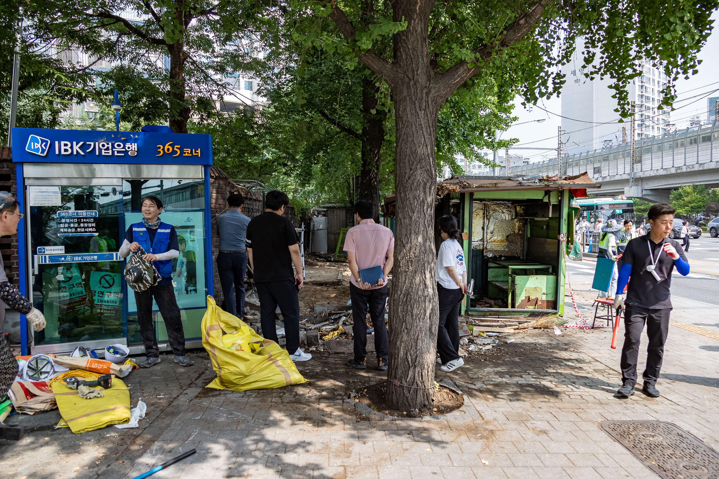 20230706-구의3동 강변 우성아파트 담장 앞 노점상 철거1 230706-0776_G_112028.jpg