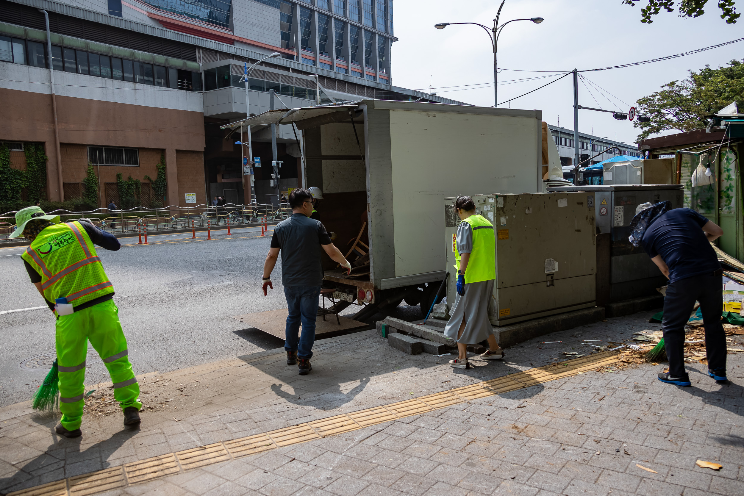 20230706-구의3동 강변 우성아파트 담장 앞 노점상 철거1 230706-0786_G_112028.jpg