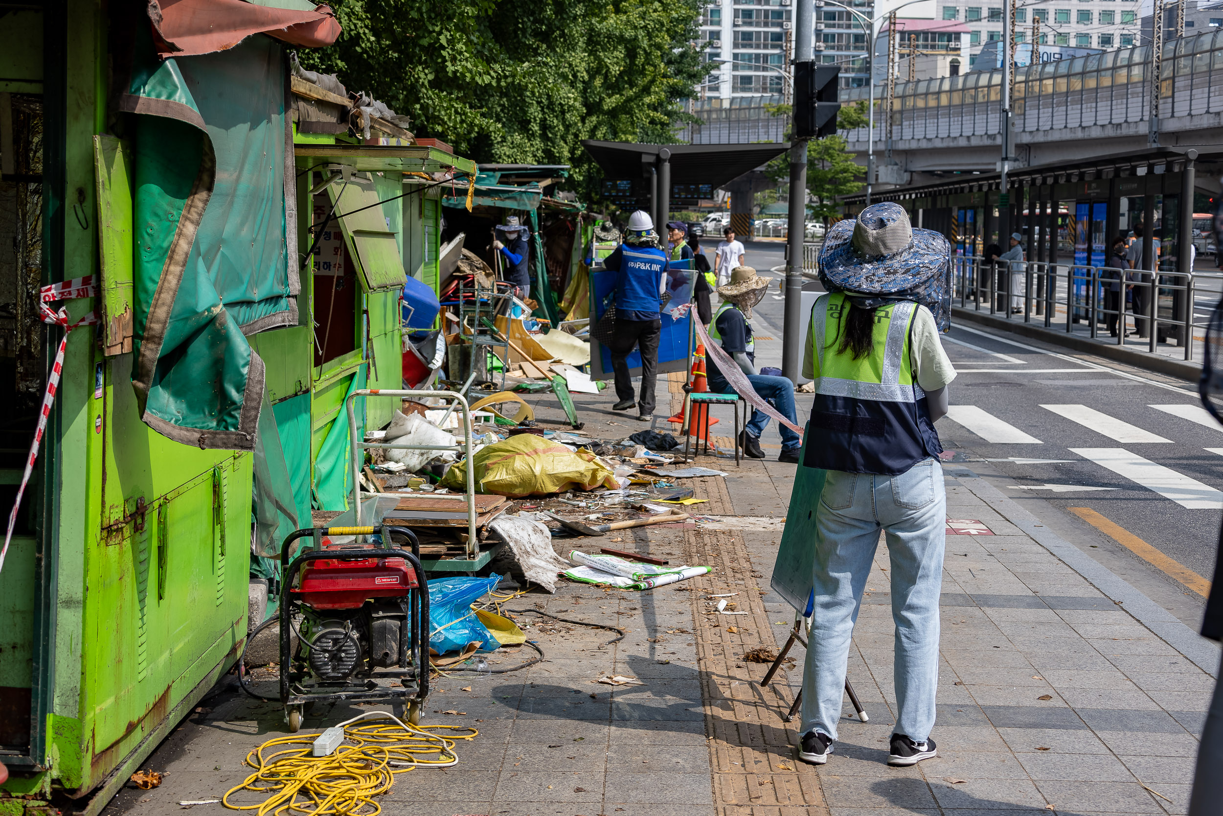 20230706-구의3동 강변 우성아파트 담장 앞 노점상 철거1 230706-0346_G_112020.jpg