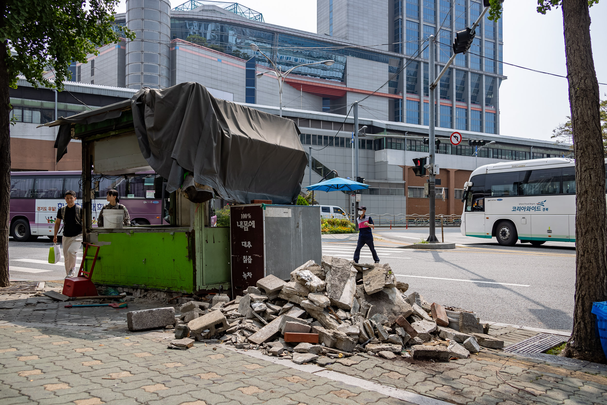 20230706-구의3동 강변 우성아파트 담장 앞 노점상 철거1 230706-0887_G_112029.jpg