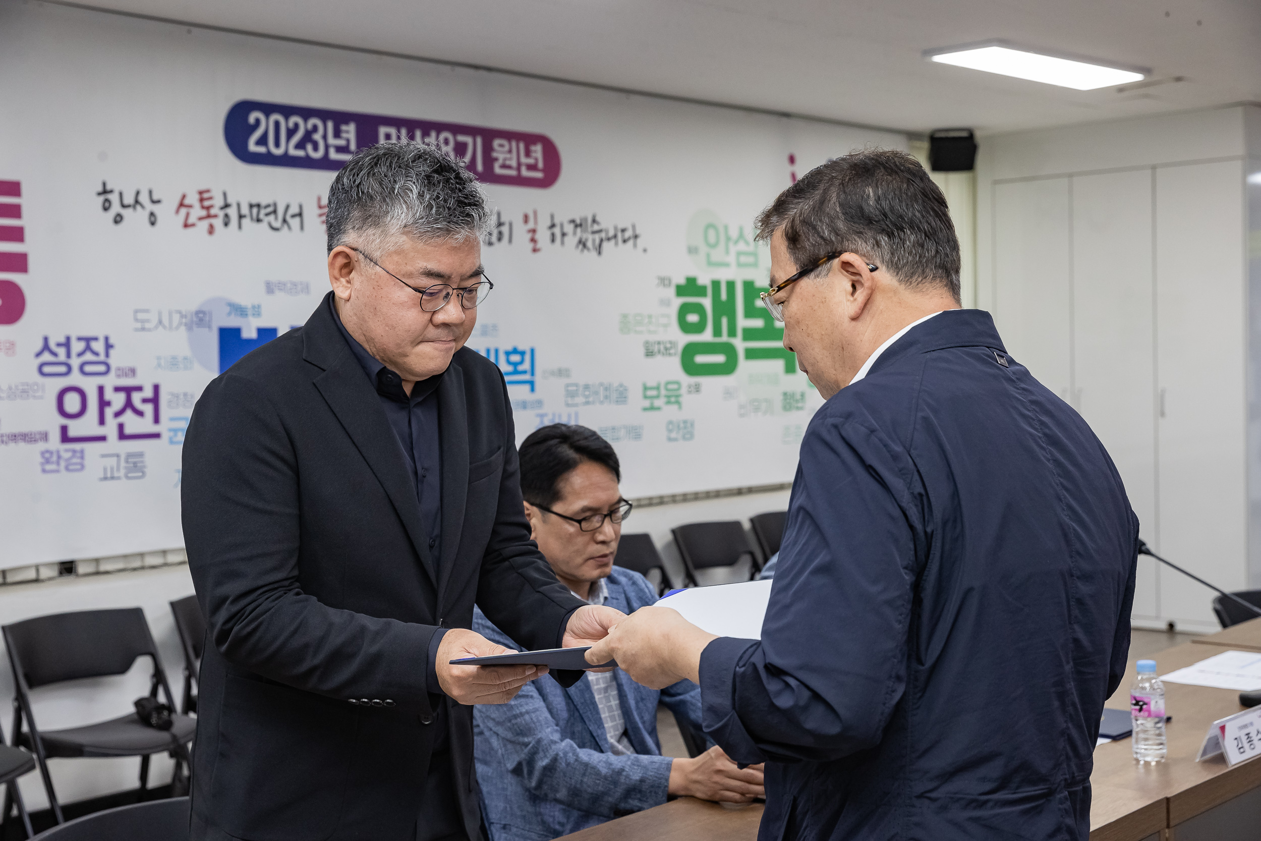 20230626-2023년 건축위원회 신규위원 위촉식 230626-0069_G_101136.jpg