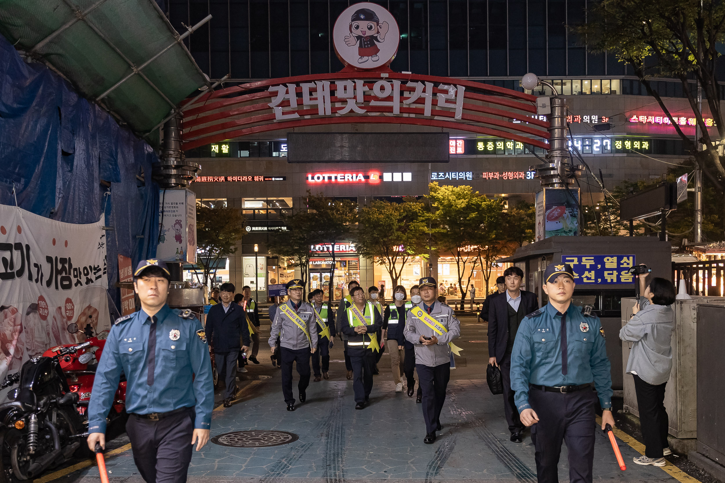 20231019-區-警 건대 맛의 거리 합동 현장점검 231019-0563_G_190729.jpg