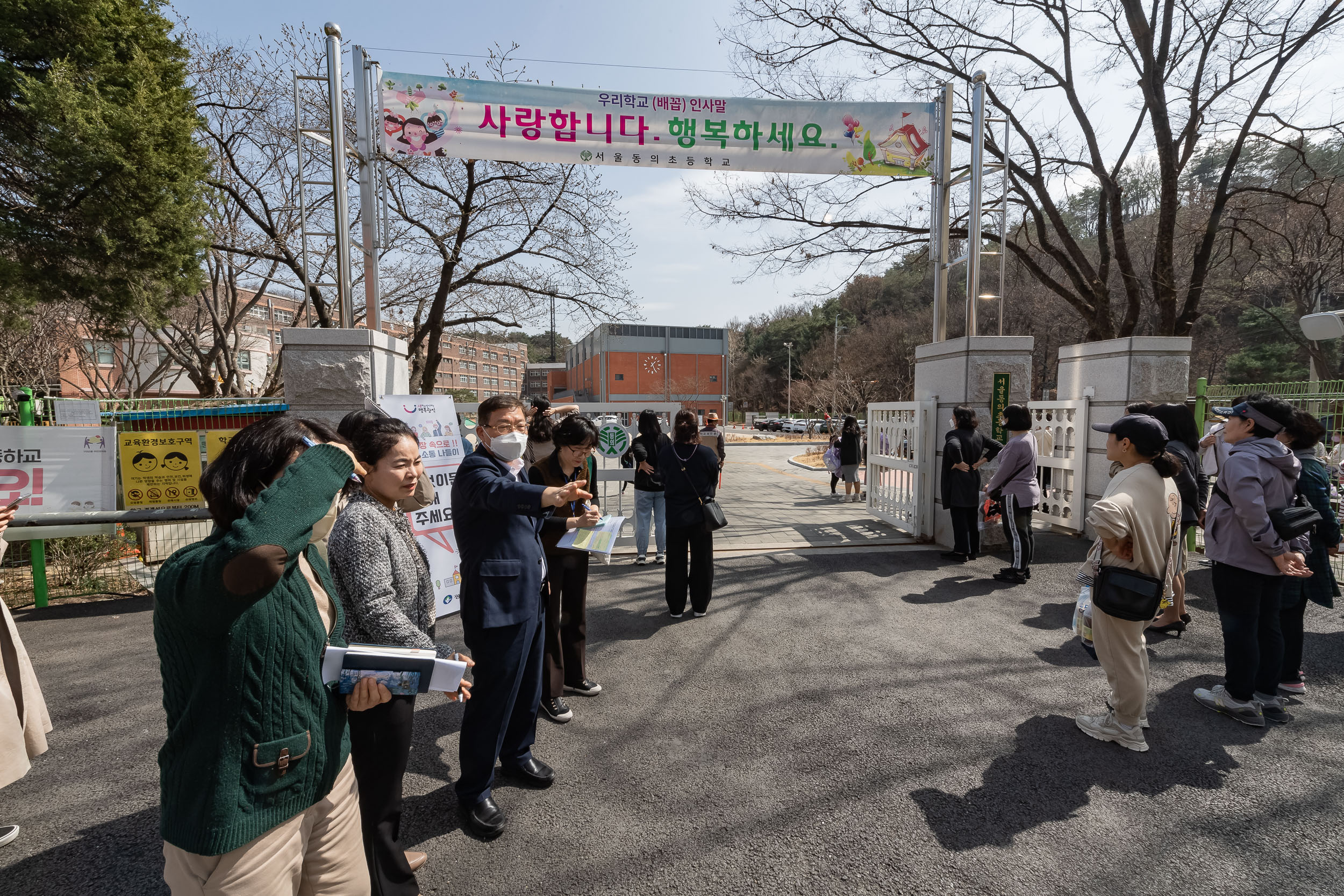 20230322-학교 앞 소통 나들이-서울동의초등학교 230322-0174_G_100527.jpg