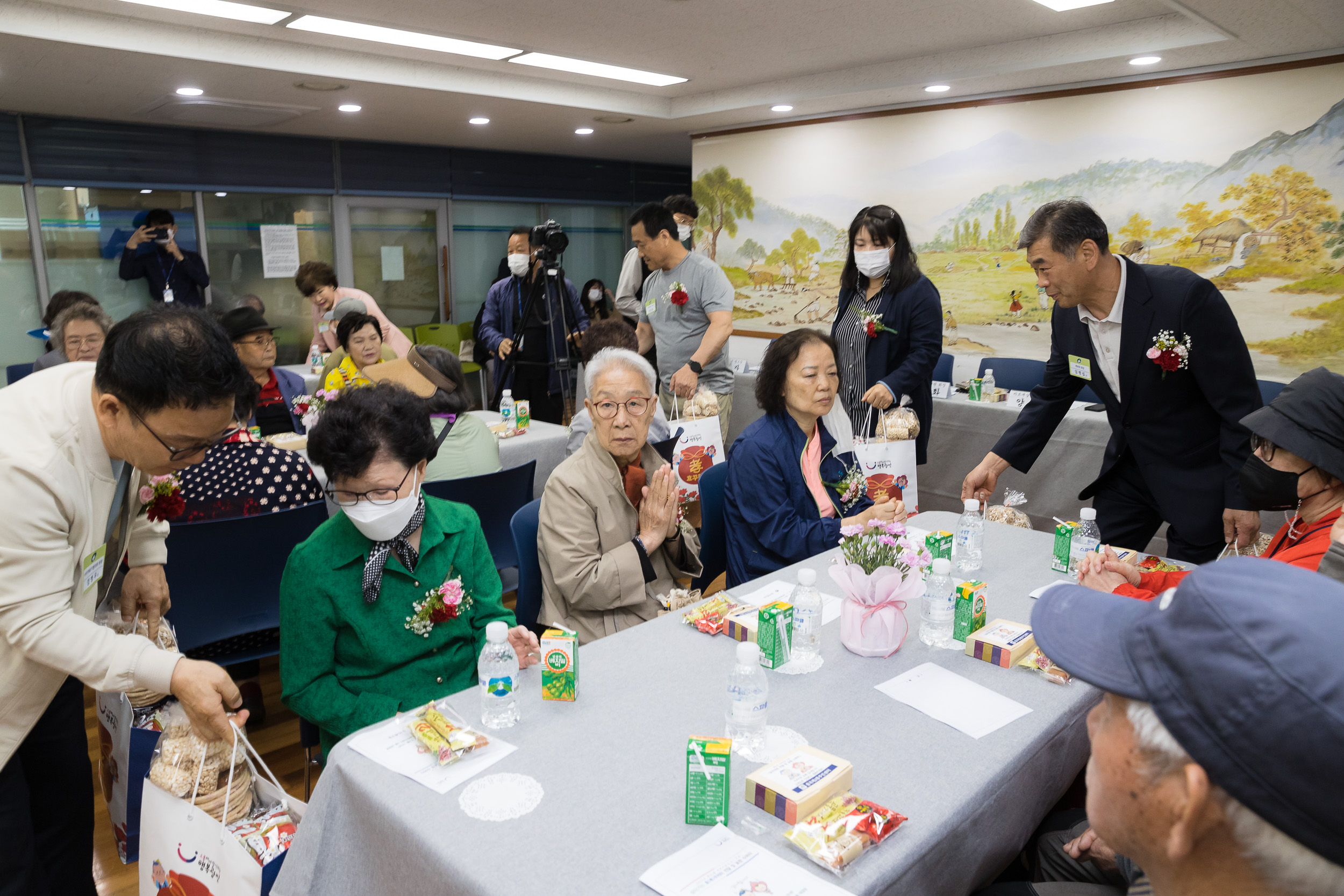 20230508-제51회 어버이날 기념-효꾸러미 전달 및 표창 수여식 230508-0107_G_170121.jpg