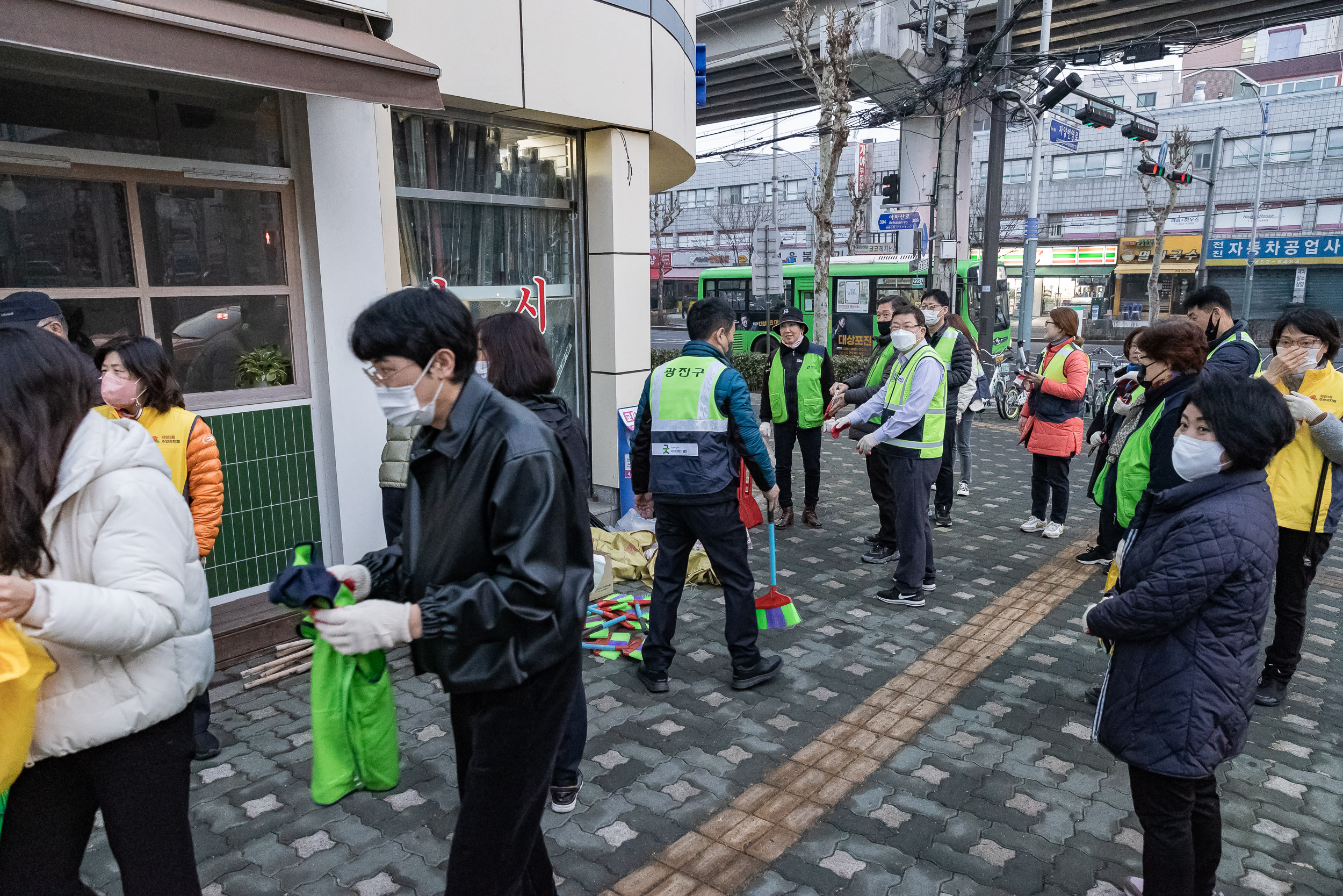 20230310-제9회 주민과 함께하는 골목청소-자양3동 230310-0020_G_173503.jpg