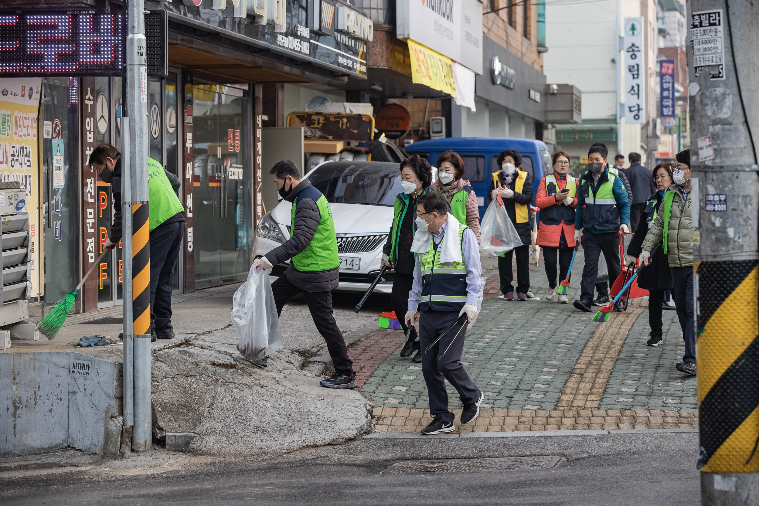 20230310-제9회 주민과 함께하는 골목청소-자양3동 230310-0406_G_173509.jpg