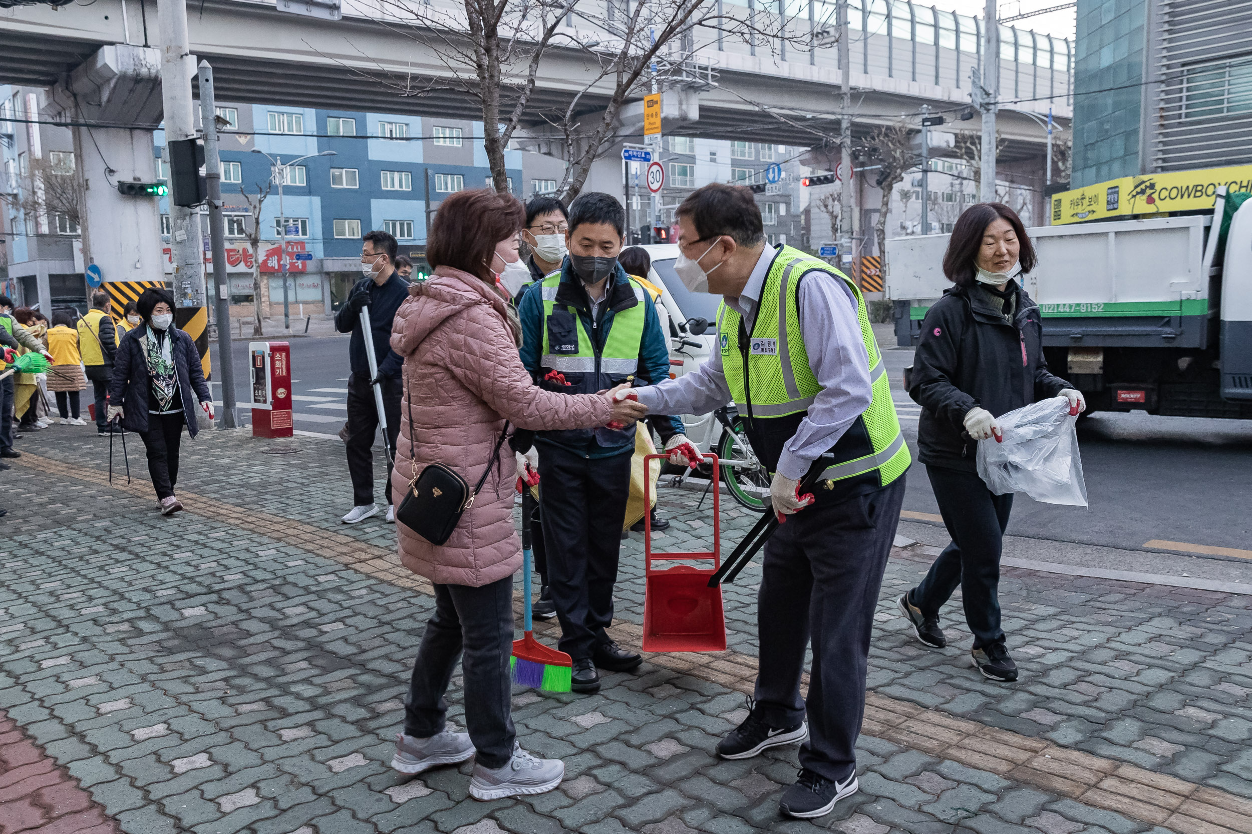 20230310-제9회 주민과 함께하는 골목청소-자양3동 230310-0074_G_173504.jpg