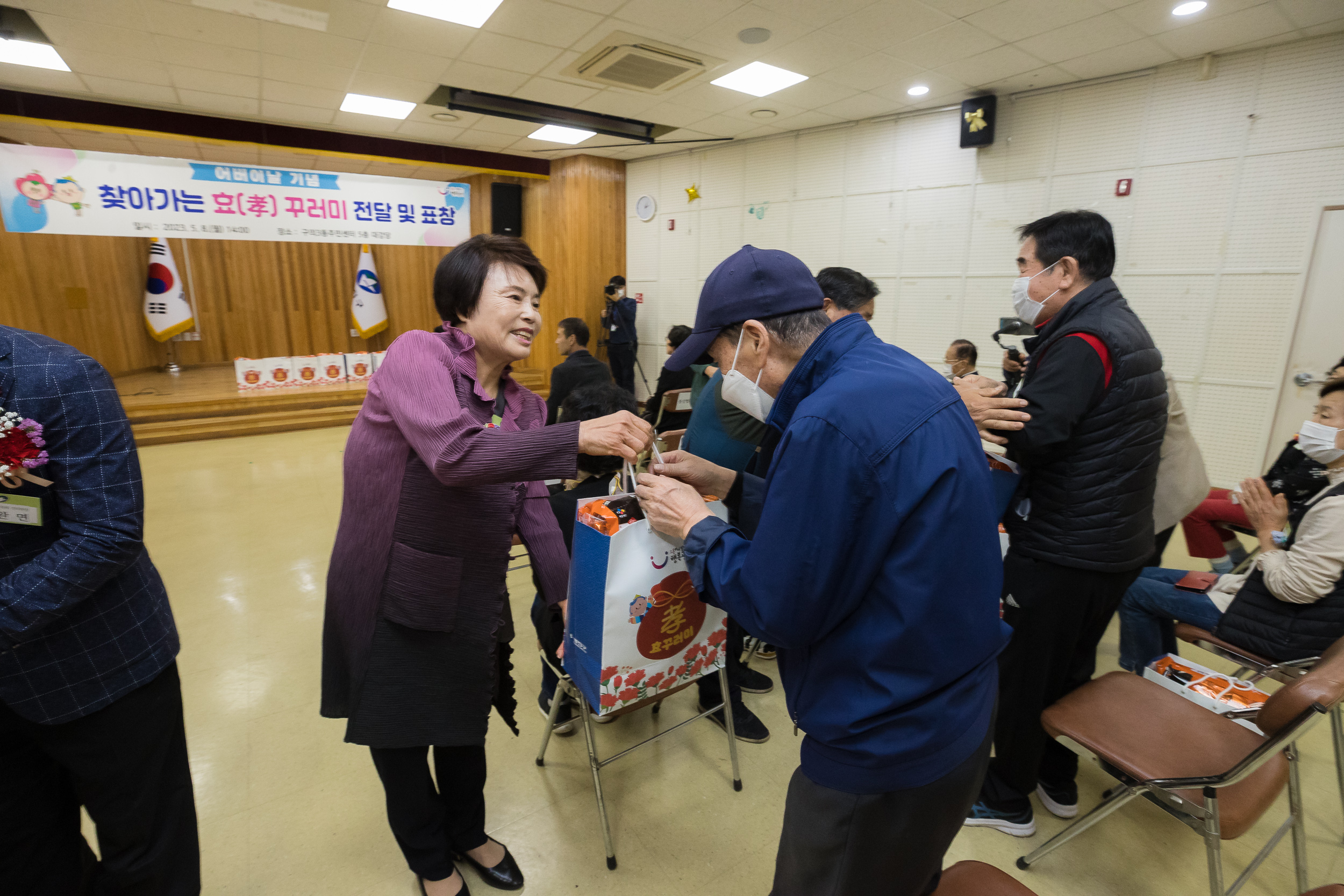 20230508-어버이날 기념 찾아가는 효(孝)꾸러미 전달 및 표창 230508-0099_G_170544.jpg