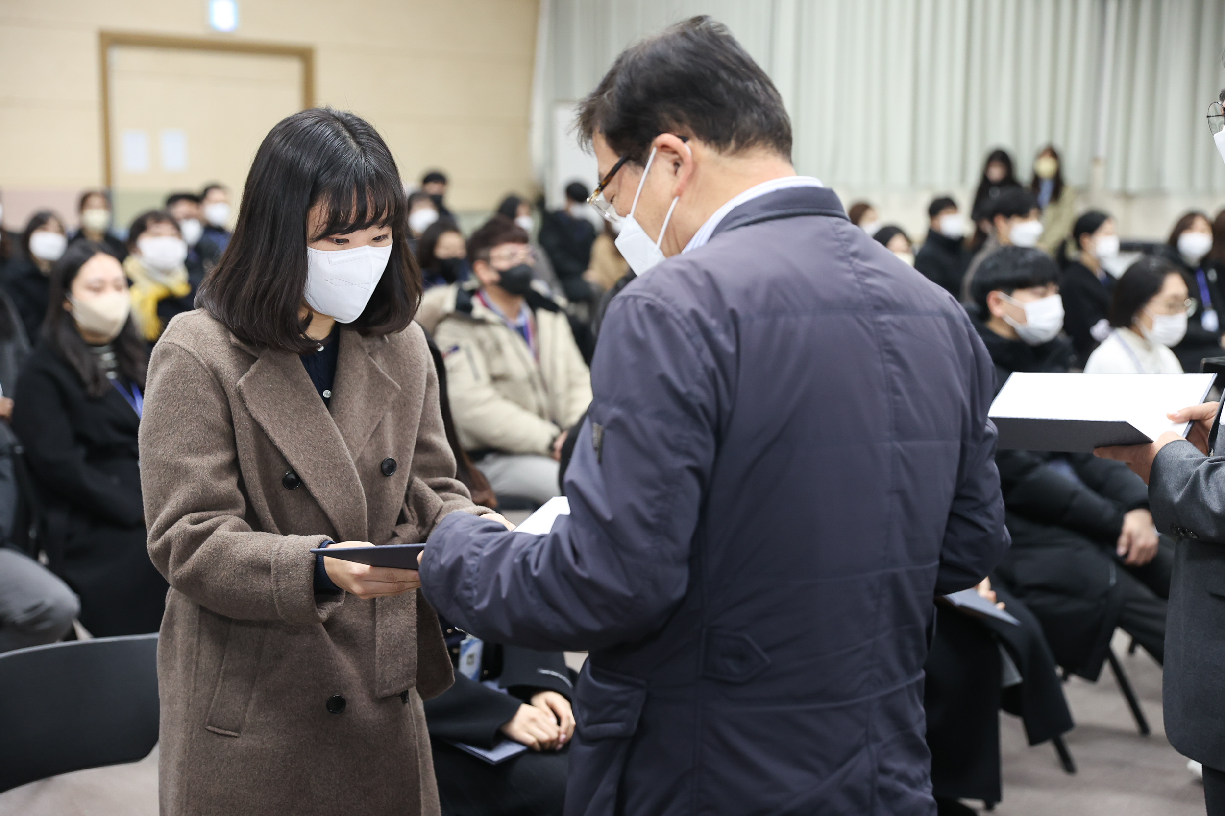 20221228-2023 상반기 정기인사 발령장 수여 221228-0790_G_132654.jpg