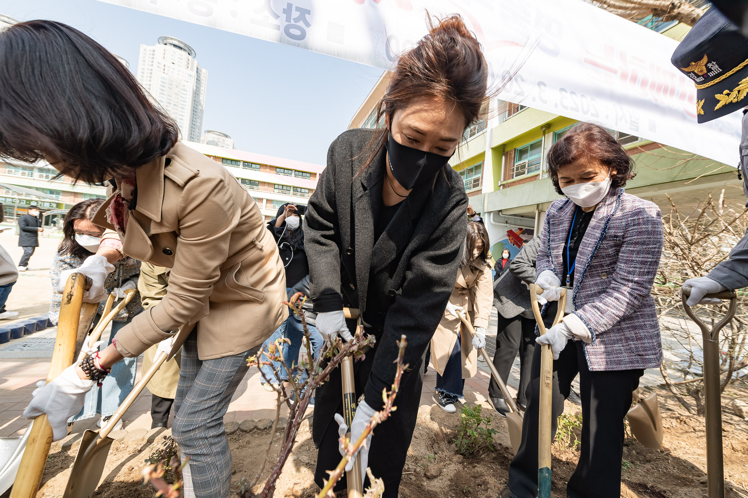 20230320-주민과 함께하는 사랑의 장미 묘목 심기행사 230320-1075_G_085639.jpg