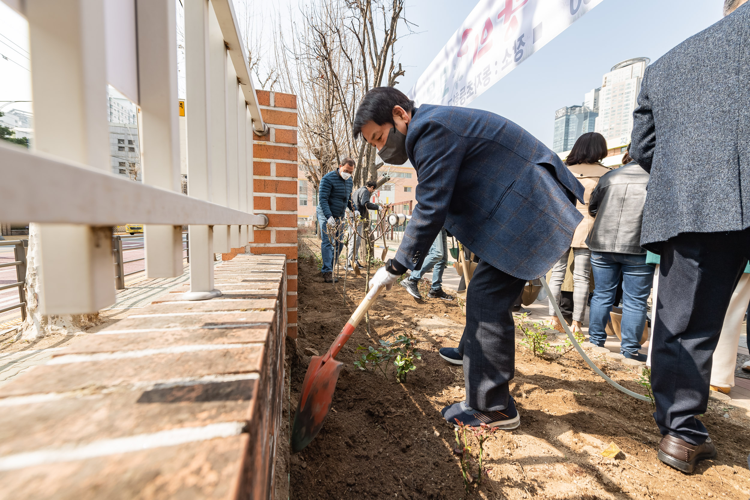 20230320-주민과 함께하는 사랑의 장미 묘목 심기행사 230320-1123_G_085640.jpg