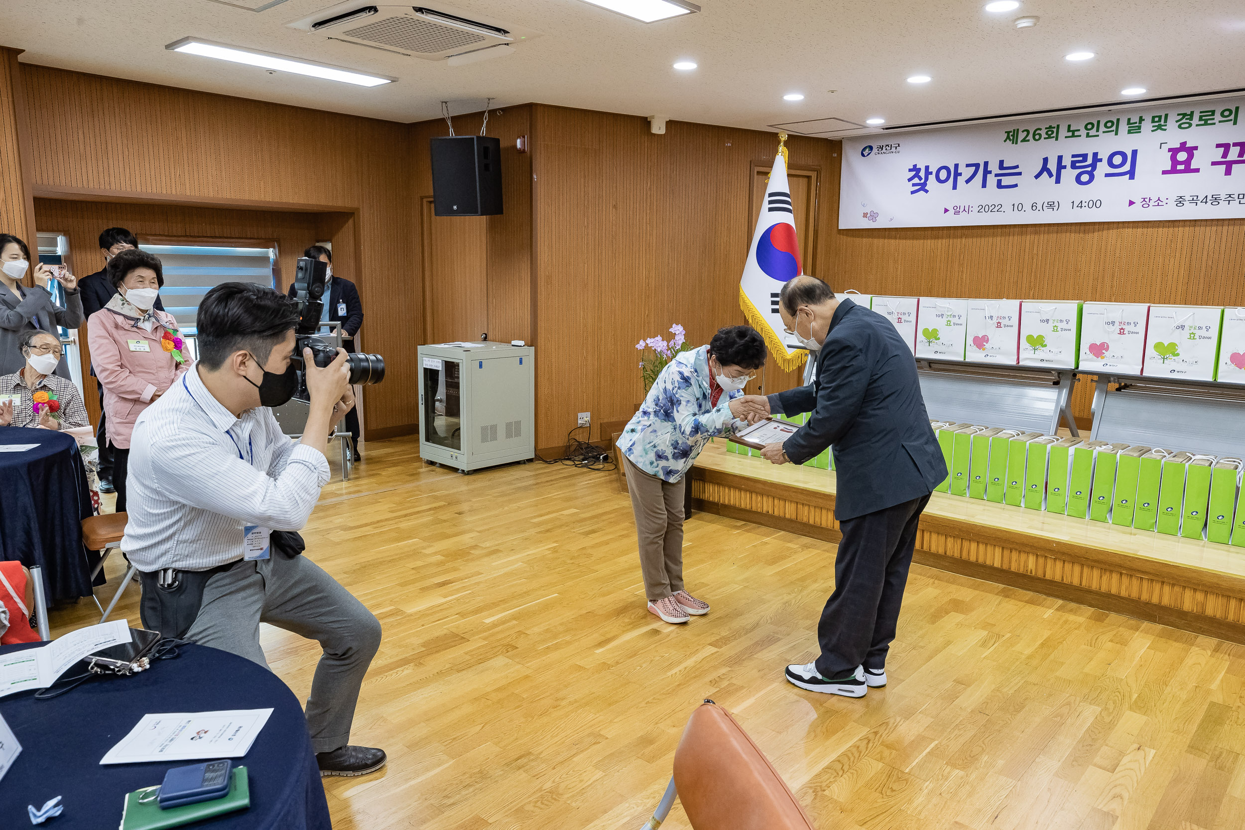 20221006-경로의달기념 찾아가는 효꾸러미 전달 및 표창장 수여식 221006-0128-1_G_102104.jpg