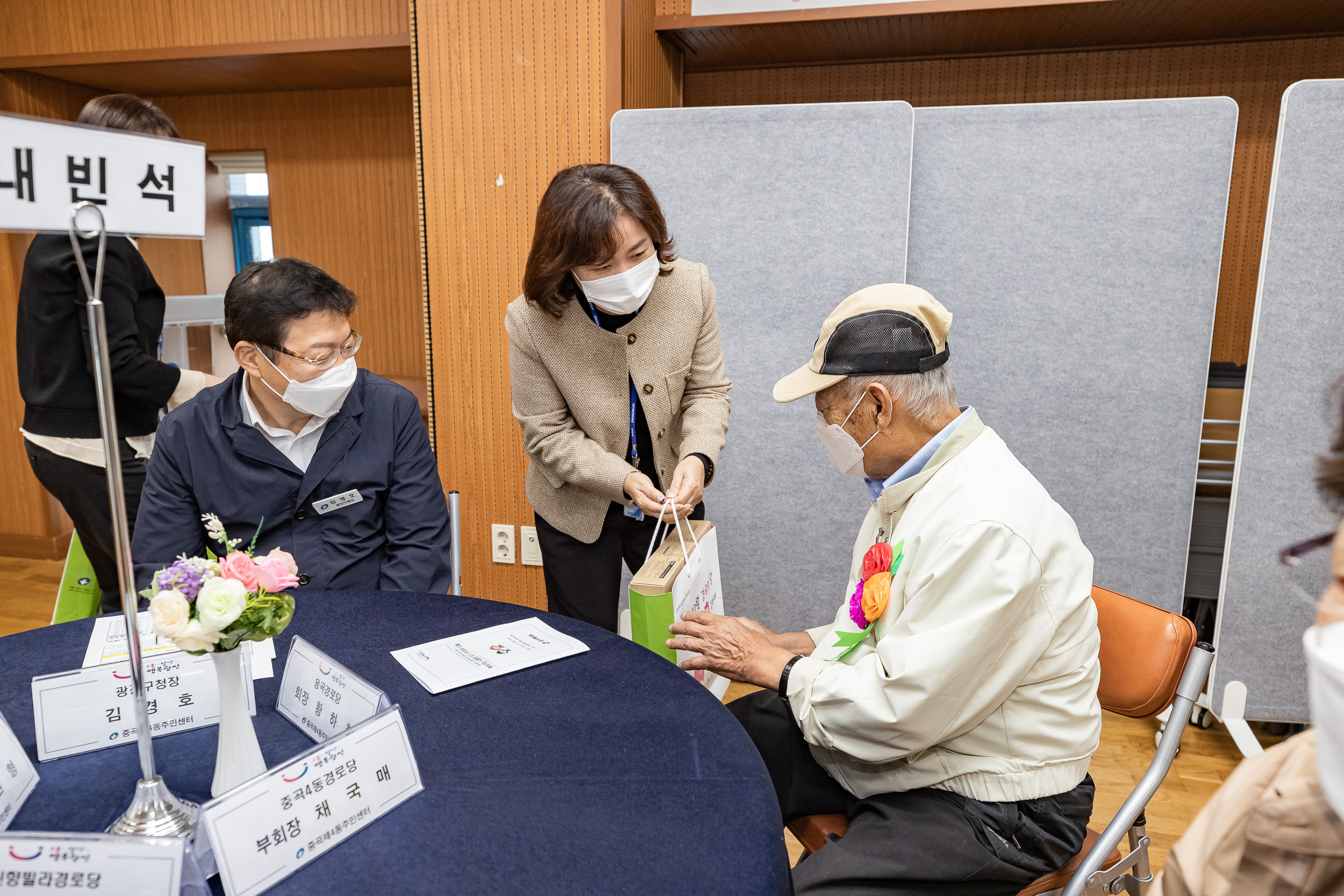 20221006-경로의달기념 찾아가는 효꾸러미 전달 및 표창장 수여식 221006-0233-1_G_102107.jpg