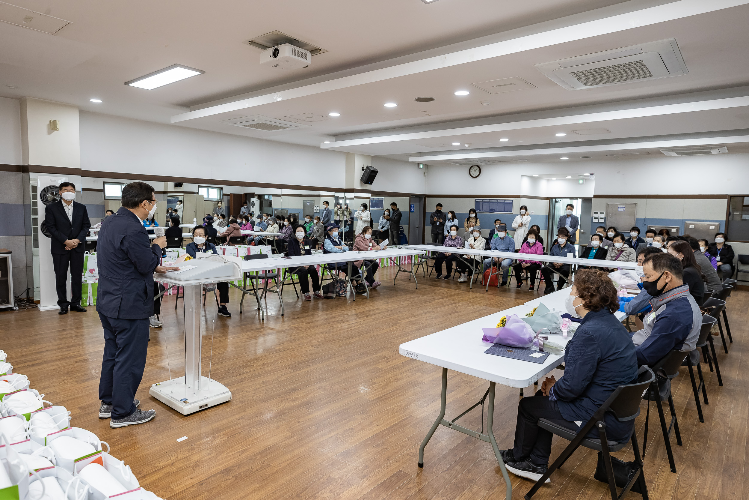 20221007-경로의달기념 찾아가는 효꾸러미 전달 및 표창장 수여식-자양1동 221007-3550_G_131839.jpg