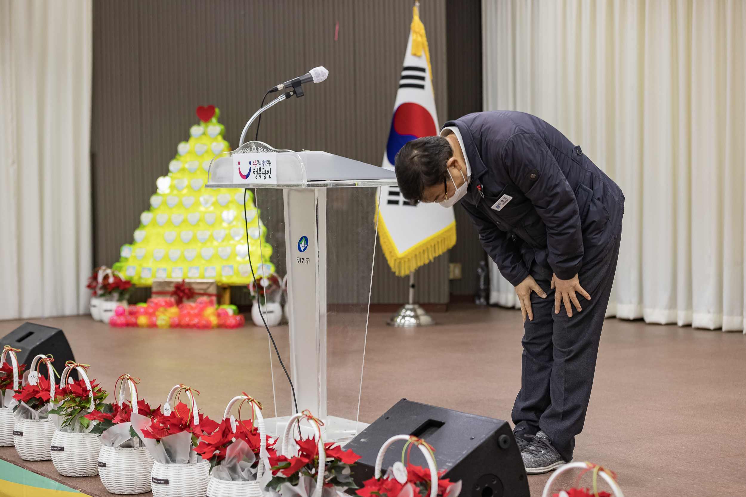 20221209-2022년 민간어린이집연합회 저금통 전달 및 우수 보육교직원 표창 수여식 221209-0611_G_084108.jpg