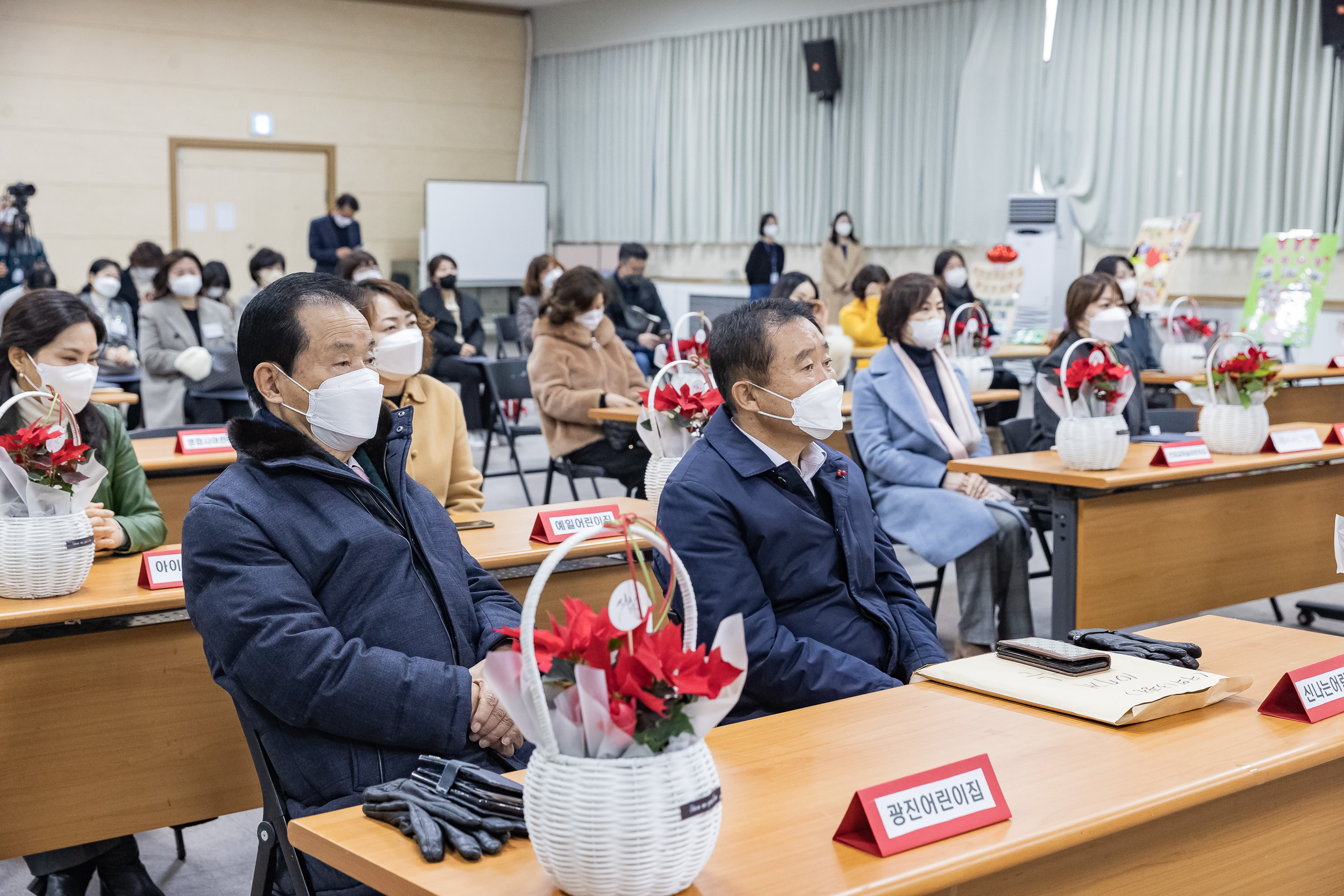 20221209-2022년 민간어린이집연합회 저금통 전달 및 우수 보육교직원 표창 수여식 221209-0702_G_084110.jpg