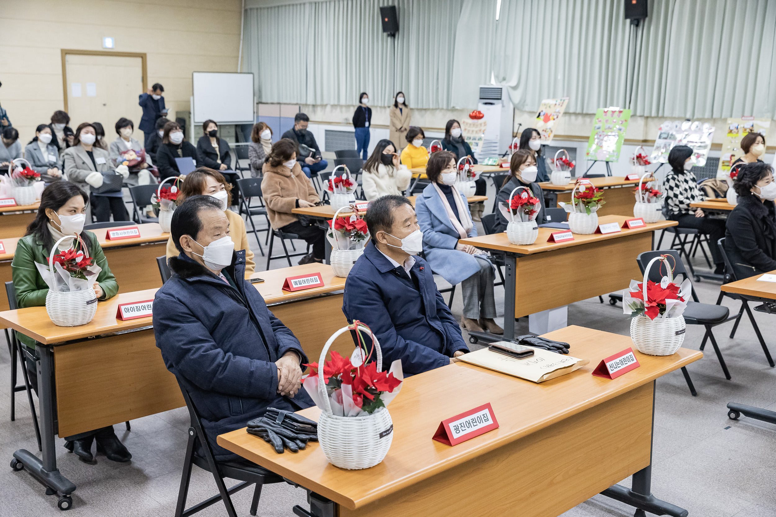 20221209-2022년 민간어린이집연합회 저금통 전달 및 우수 보육교직원 표창 수여식 221209-0709_G_084110.jpg