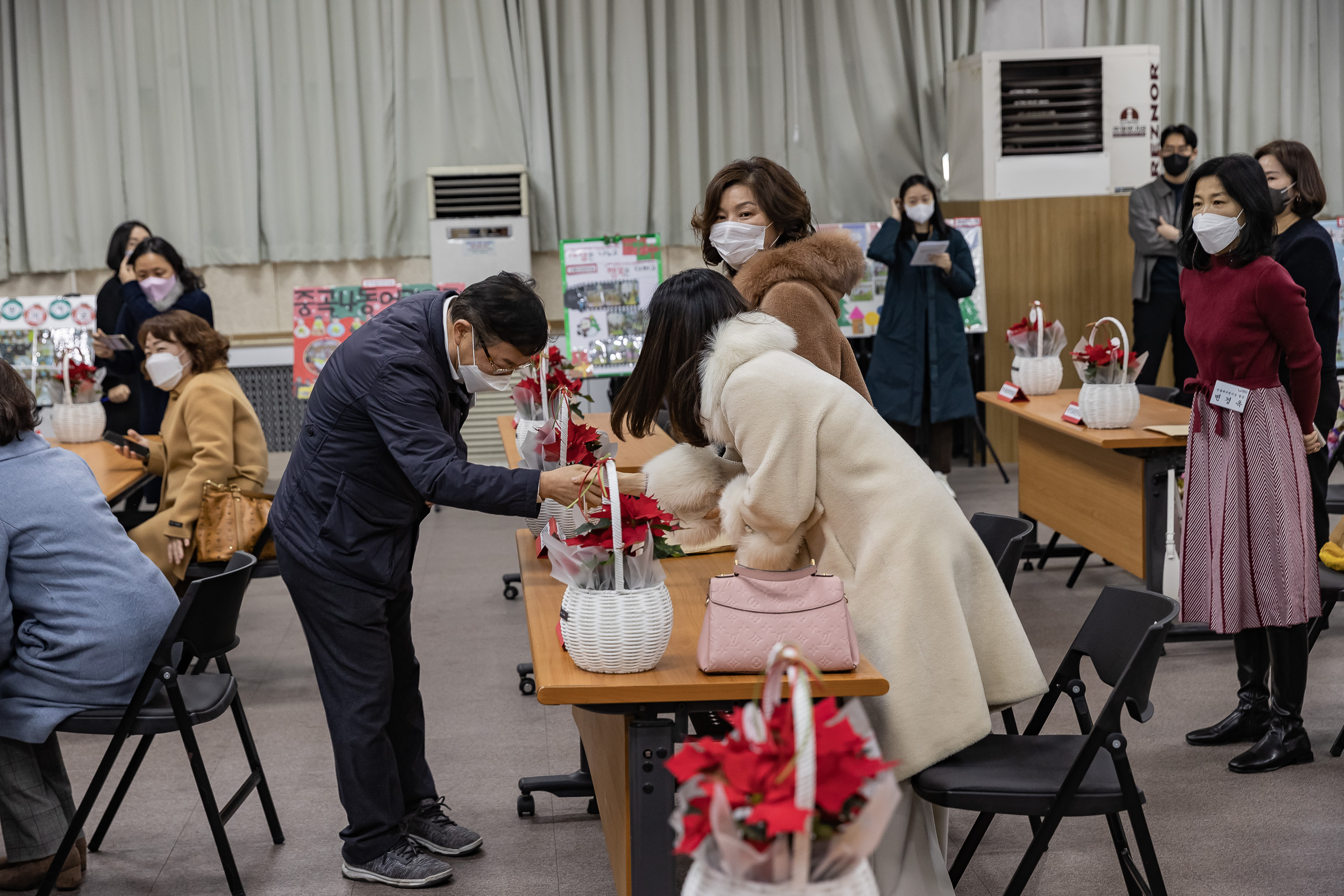 20221209-2022년 민간어린이집연합회 저금통 전달 및 우수 보육교직원 표창 수여식 221209-0050_G_084052.jpg