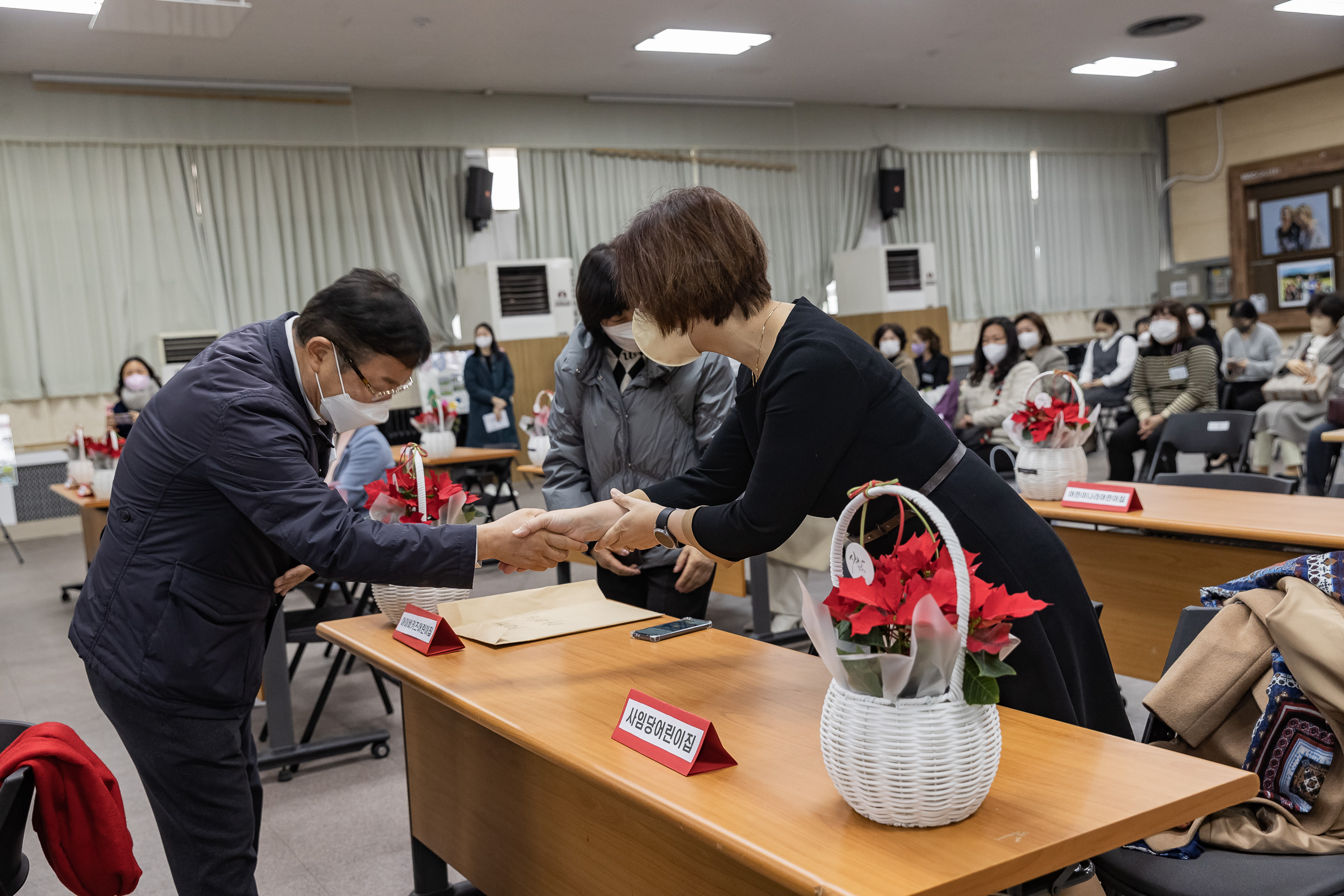 20221209-2022년 민간어린이집연합회 저금통 전달 및 우수 보육교직원 표창 수여식 221209-0054_G_084052.jpg