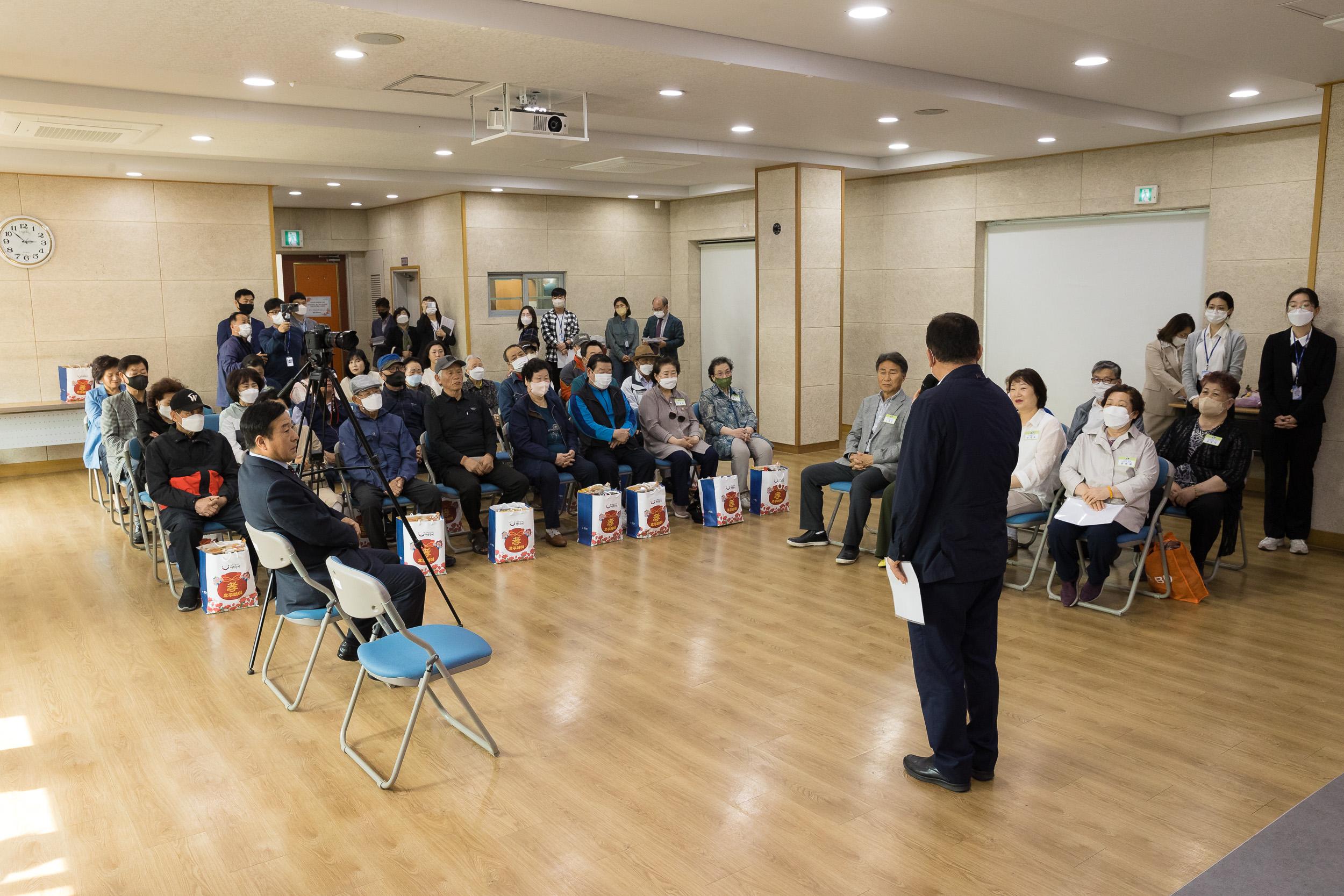 20230508-2023년 어버이날 기념 찾아가는 효(孝)꾸러미 전달 및 표창 수여식 230508-0447_G_170733.jpg