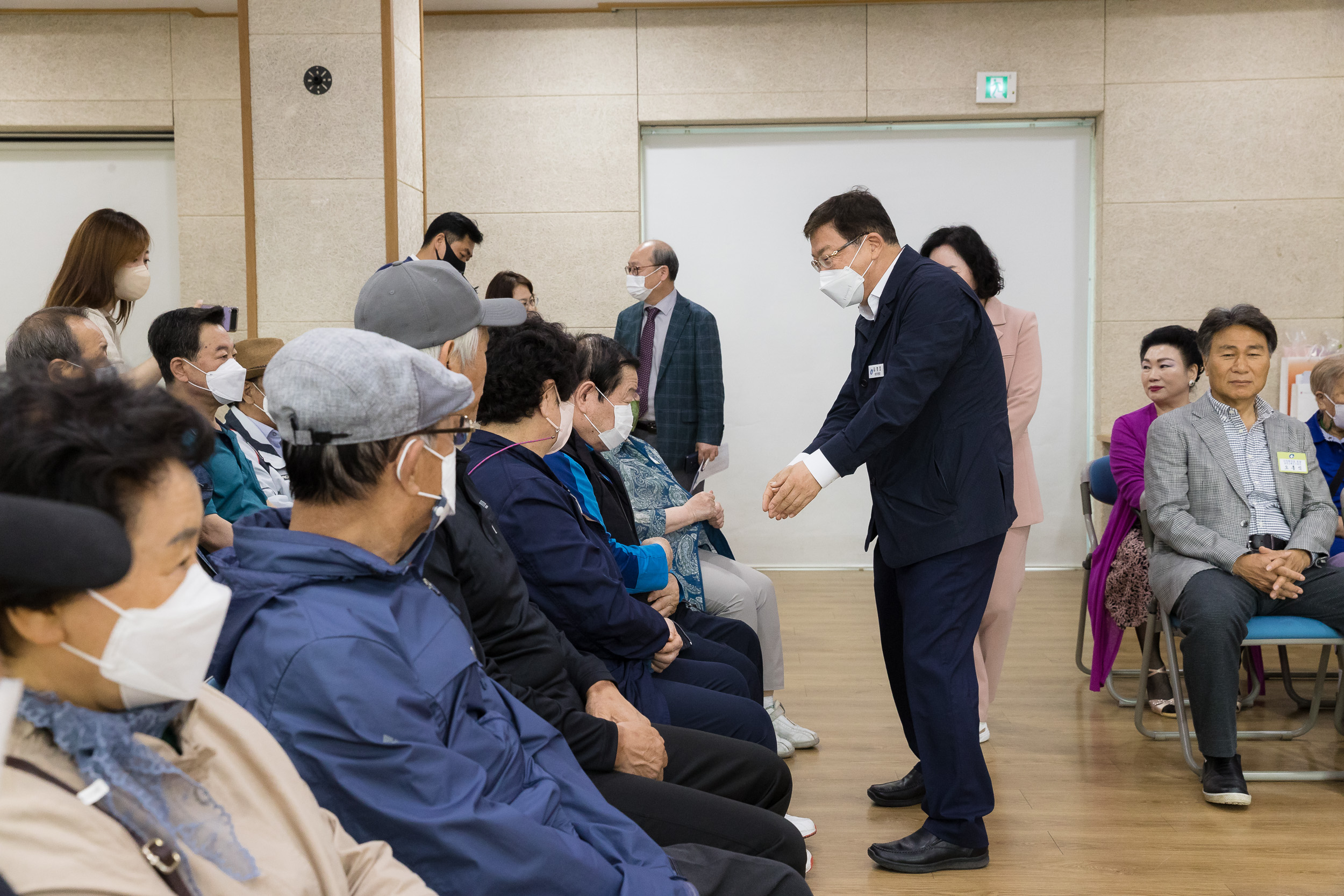 20230508-2023년 어버이날 기념 찾아가는 효(孝)꾸러미 전달 및 표창 수여식 230508-0379_G_170731.jpg