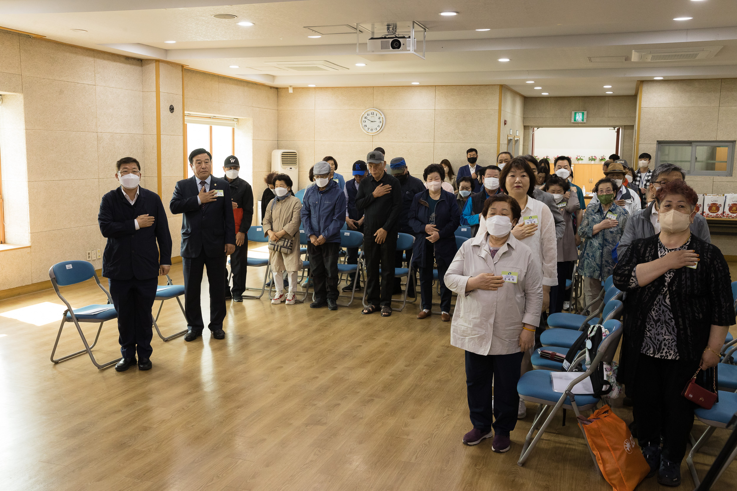 20230508-2023년 어버이날 기념 찾아가는 효(孝)꾸러미 전달 및 표창 수여식 230508-0388_G_170732.jpg