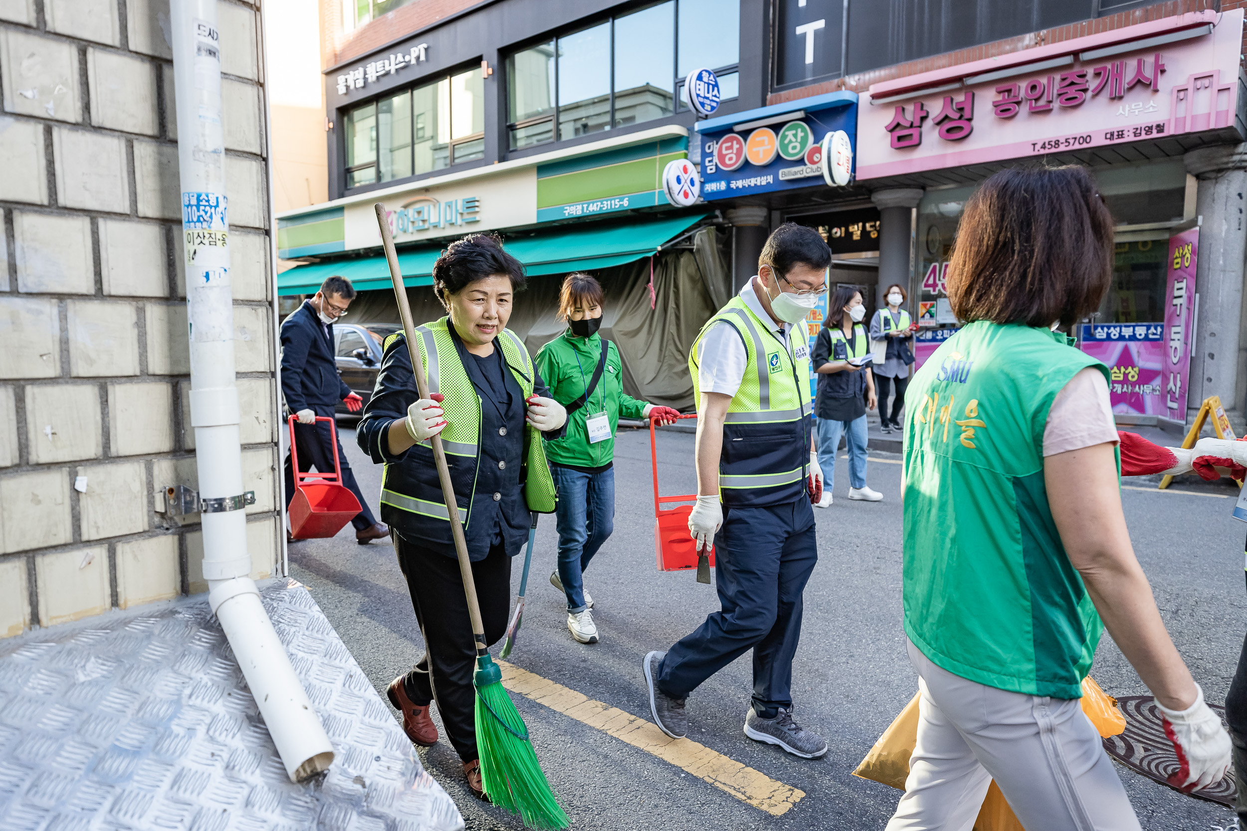 20220920-제4회 주민과 함께하는 골목청소(구의1동) 220920-0852_G_094051.jpg