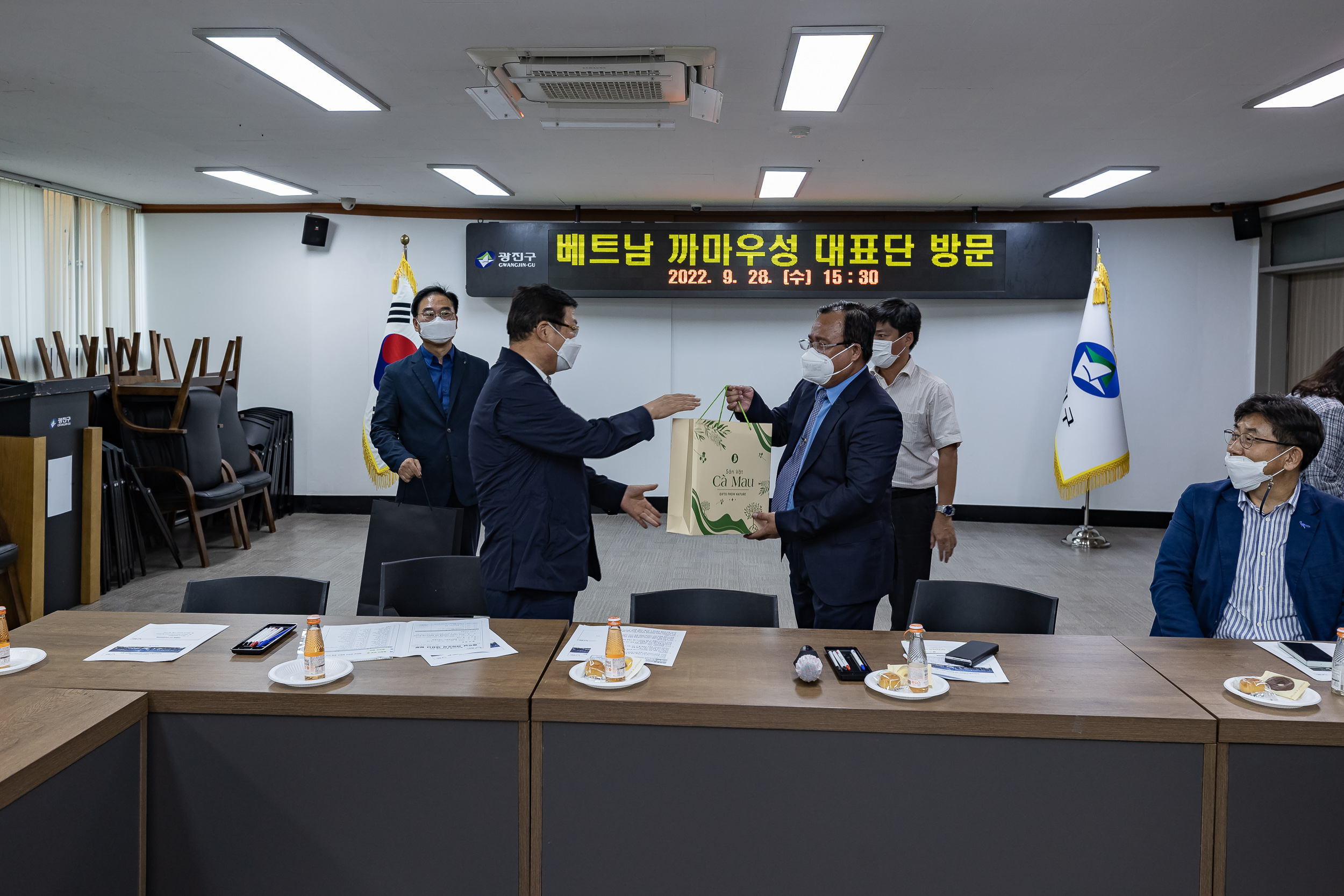 20220928-행정시스템 벤치마킹을 위한 베트남 까마우성 대표단 방문-베트남 고위공직자 220928-0613-1_G_165618.jpg