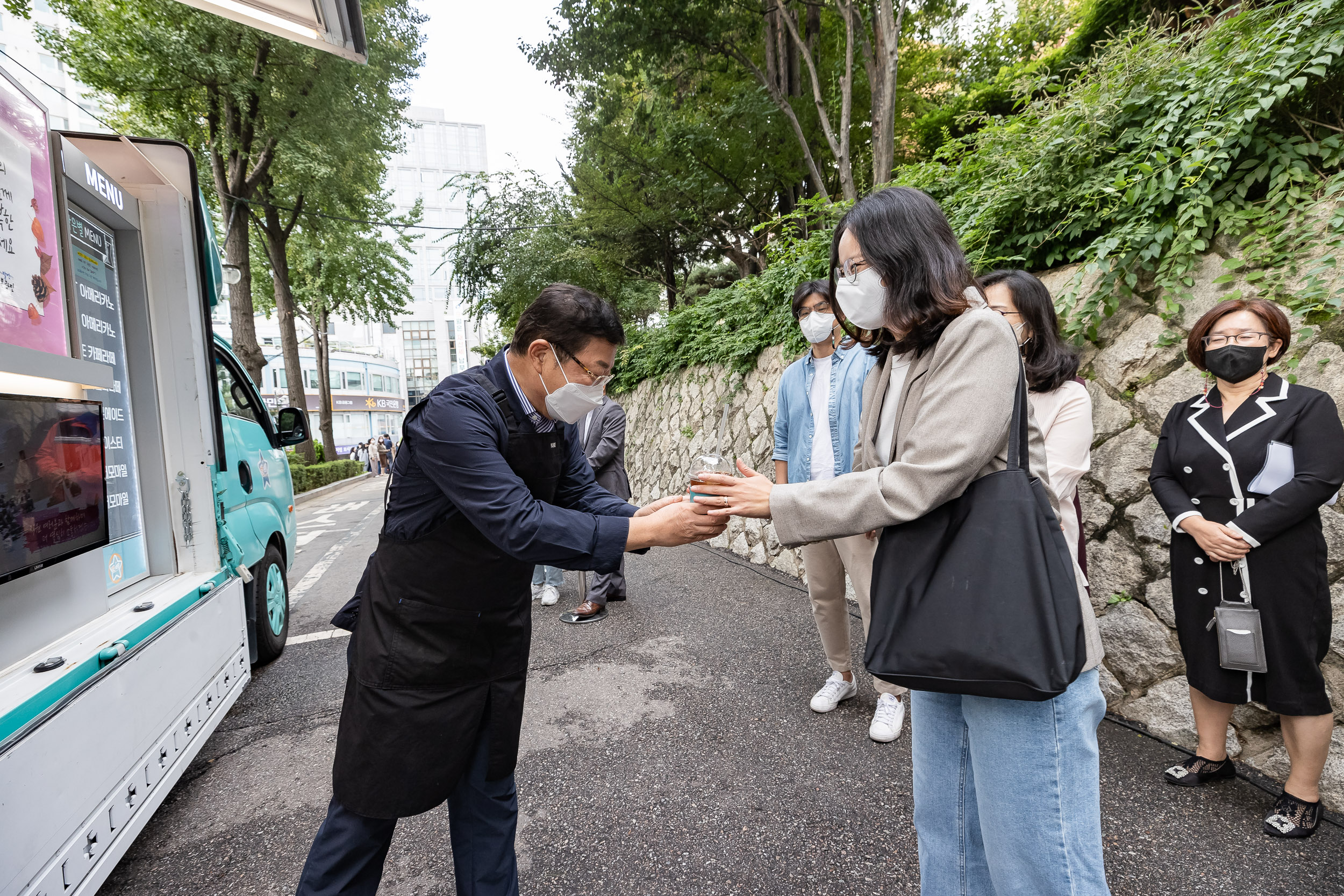 20221005-좋은친구와 함께하는 출근길 친절 한모금 커피차 221005-1299_G_182402.jpg