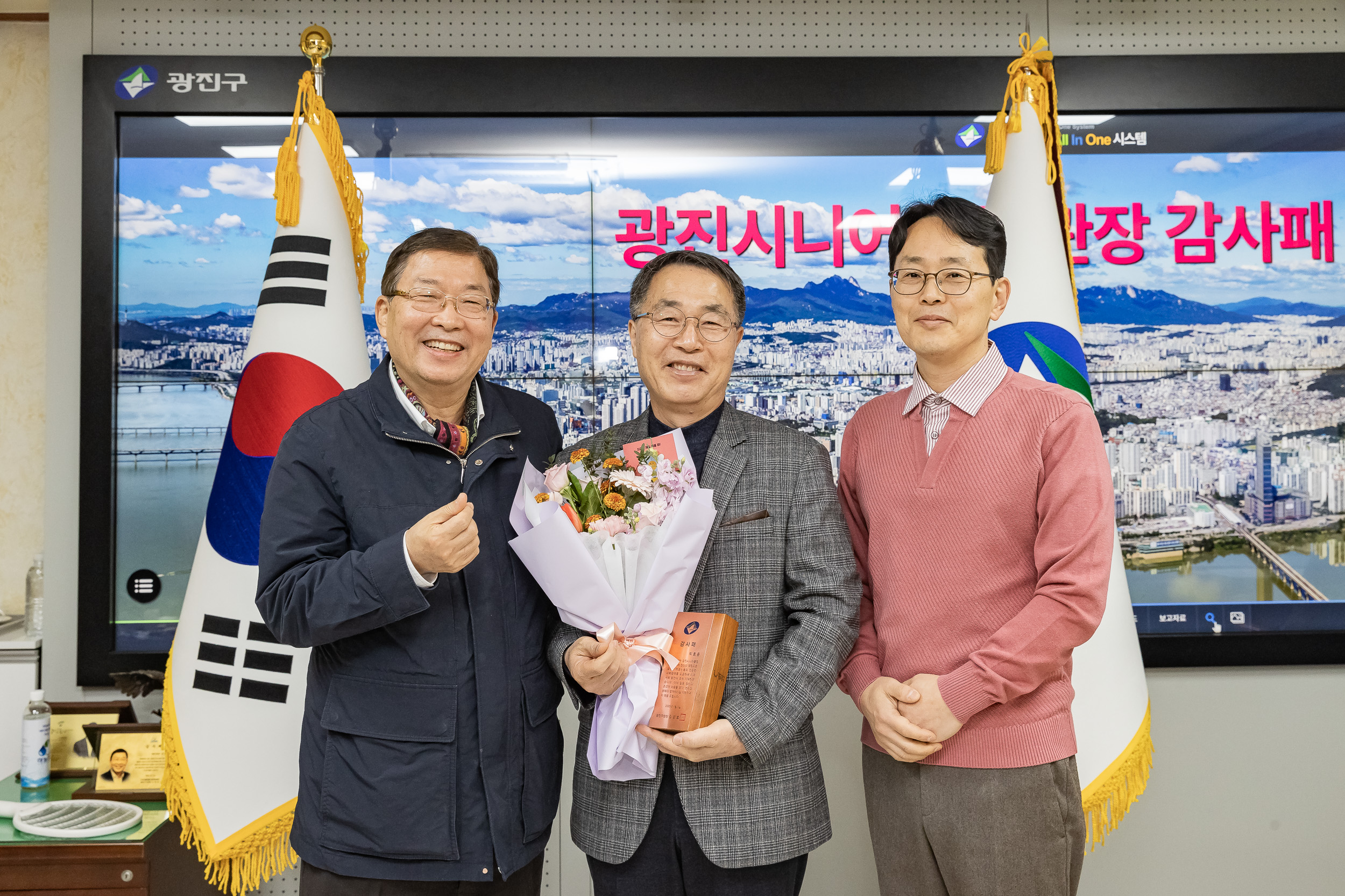 20250108-광진시니어클럽 관장 감사패 수여 2025108_5463_G_170146.jpg