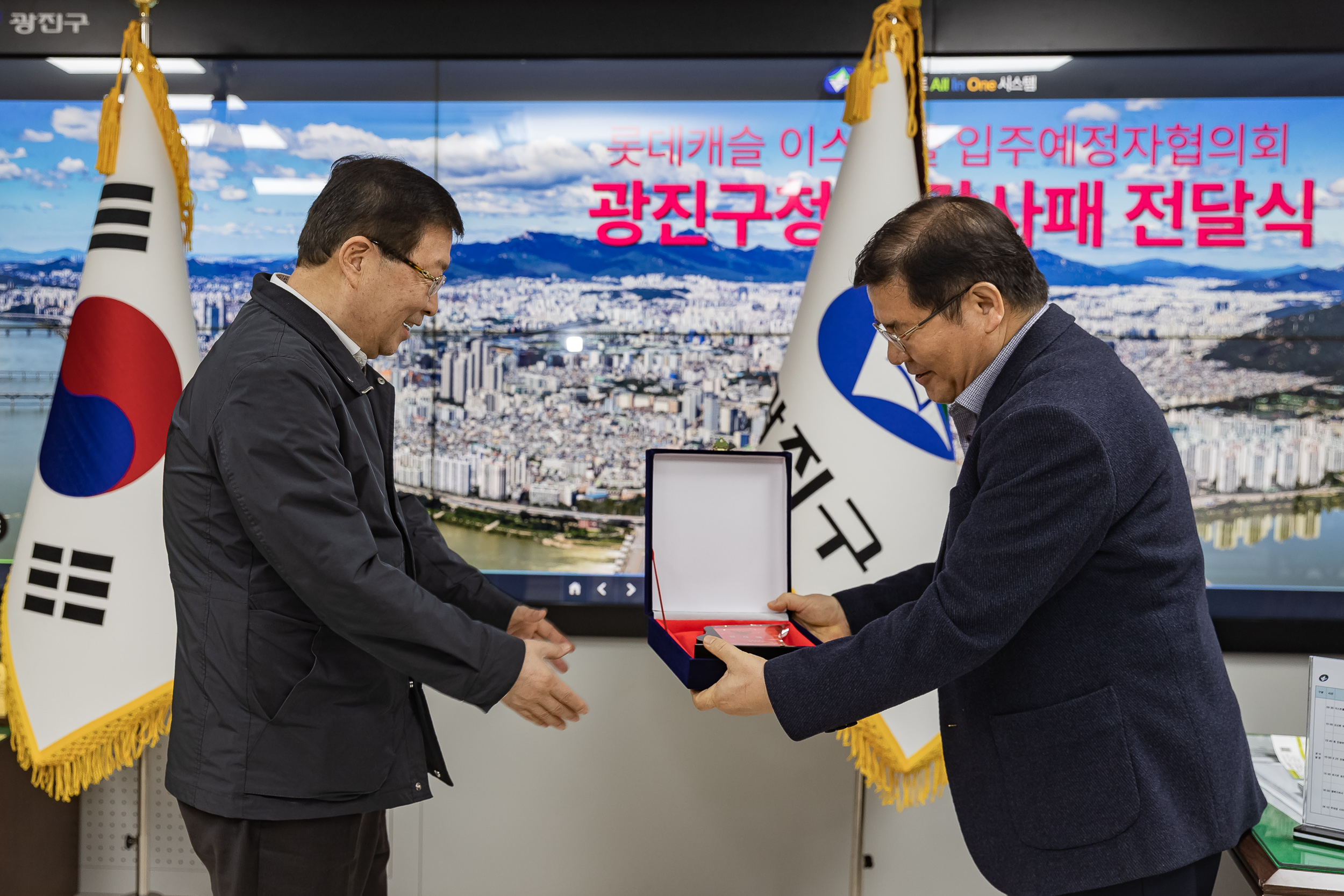 20250312-이스트폴 감사패 전달 20250312-20291_L_192133.jpg