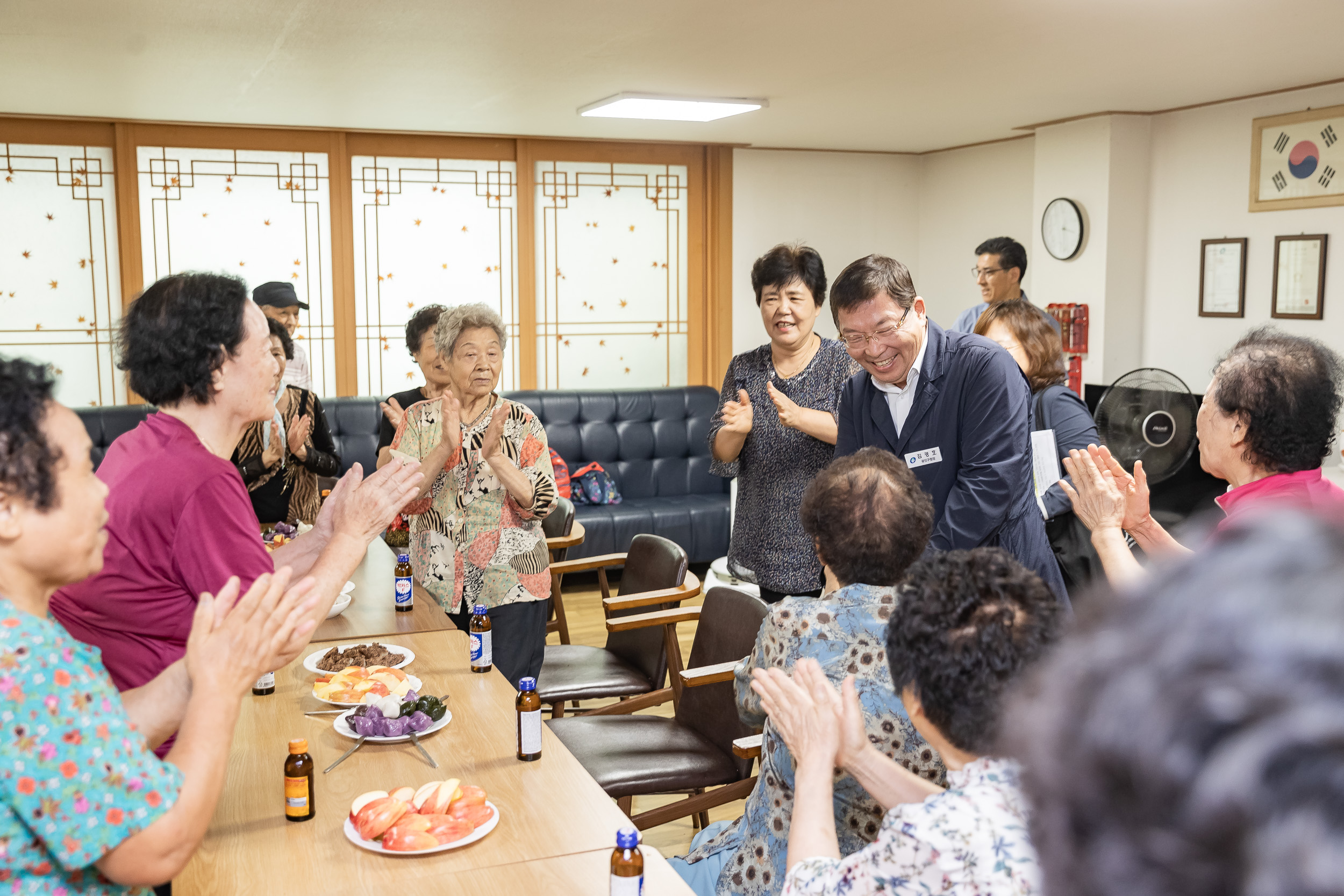 20240909-추석맞이 노인복지시설 방문-구의2동 경로당 240909-0964_G_182136.jpg