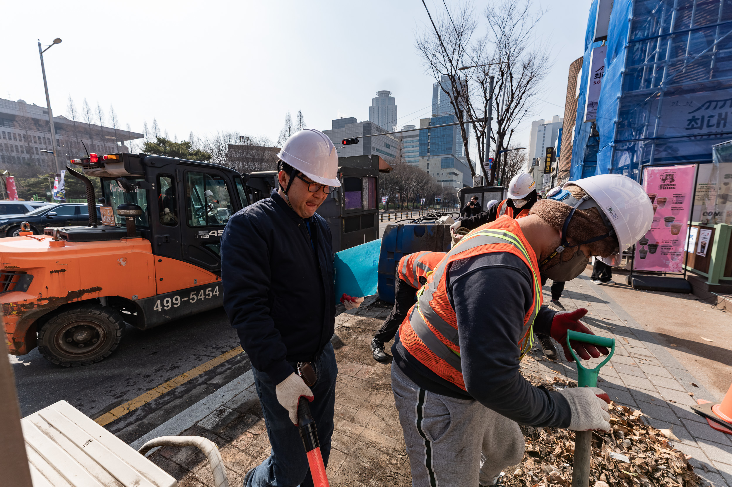20250306-건대입구역 능동로 노점 정비 현장 20250306-07354_L_163640.jpg