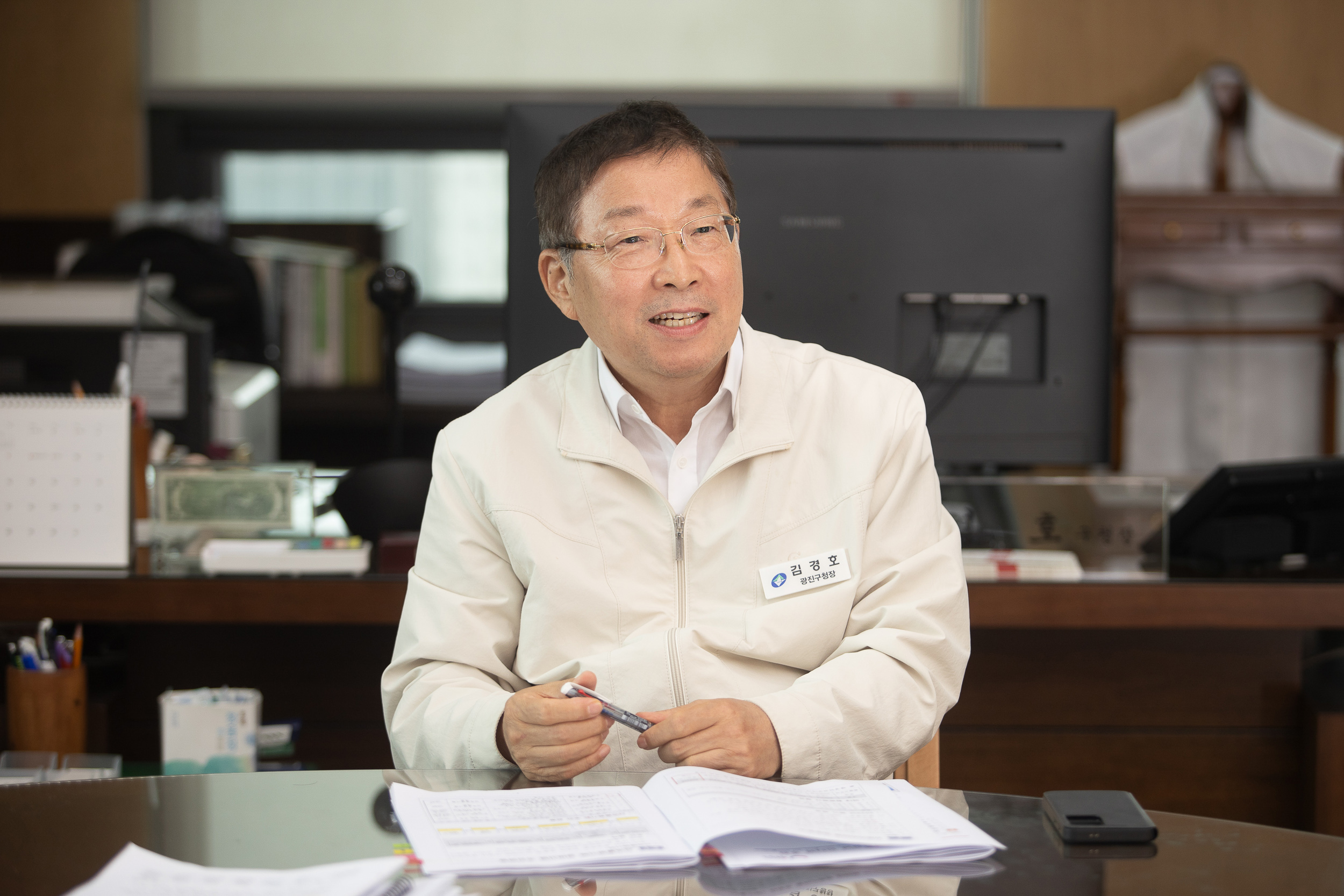 20251014-서울신문과 인터뷰중인 광진구청장 20251014-55599_M2 (1)_L_202407.jpg