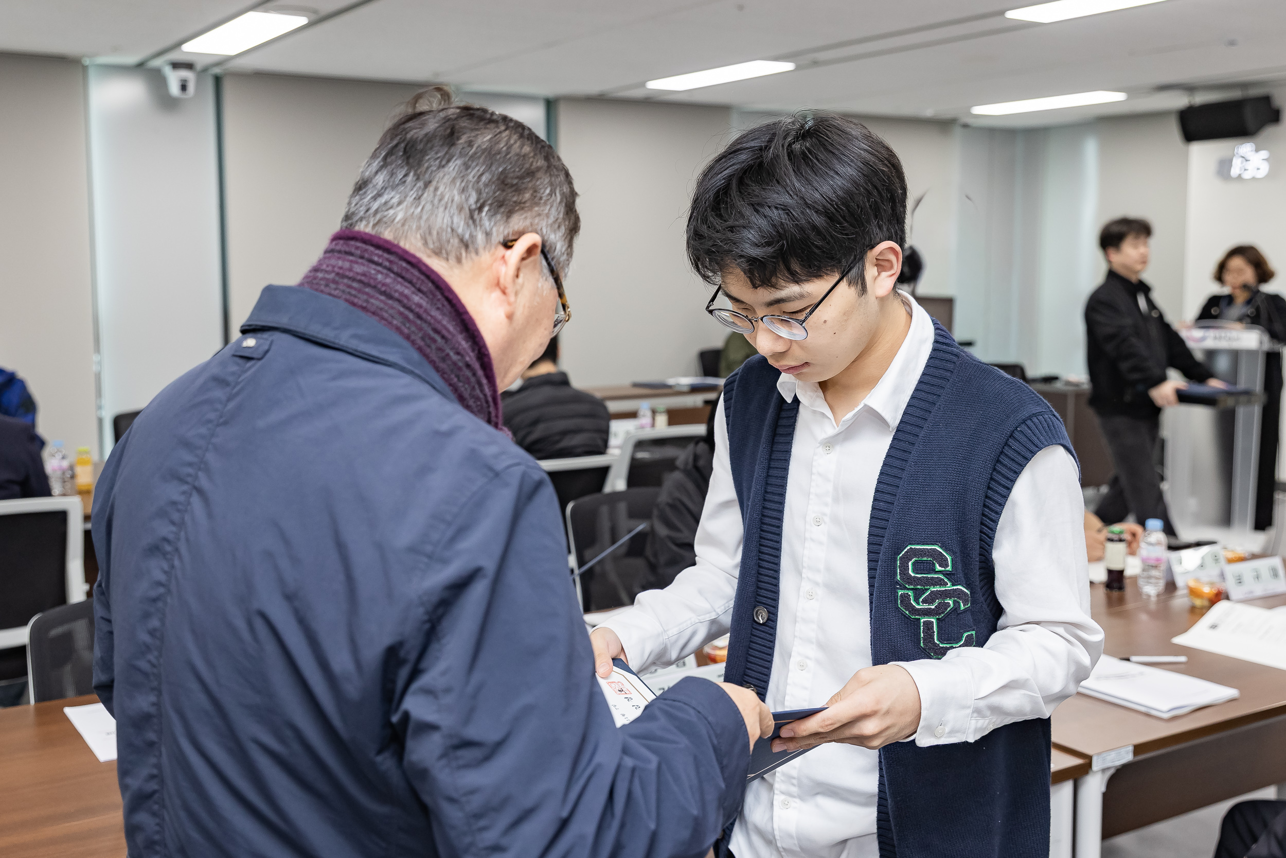 20251107-공약이행점검 주민배심원 위촉장 수여 20251107-1631_L_202000.jpg