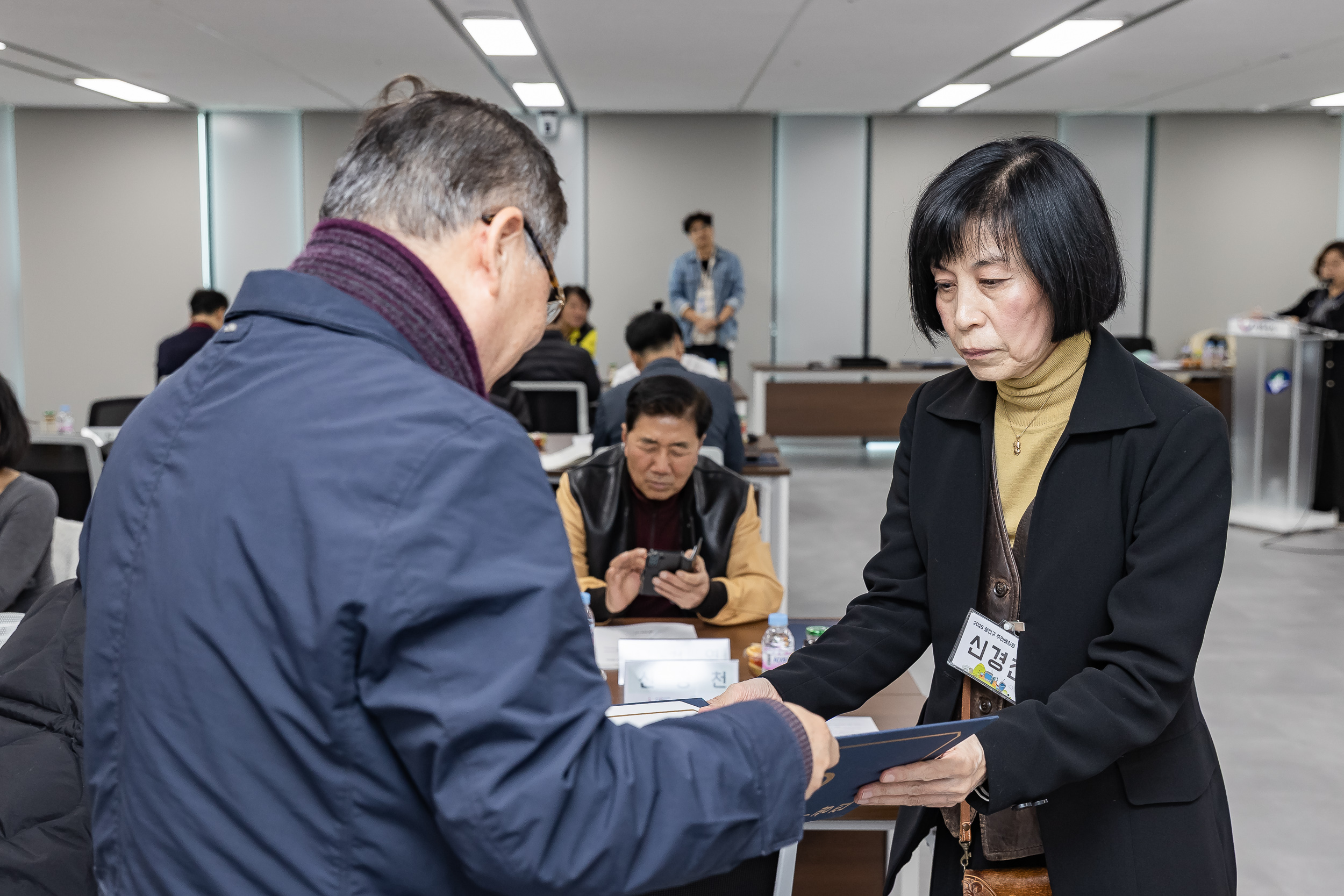 20251107-공약이행점검 주민배심원 위촉장 수여 20251107-1695_L_202001.jpg