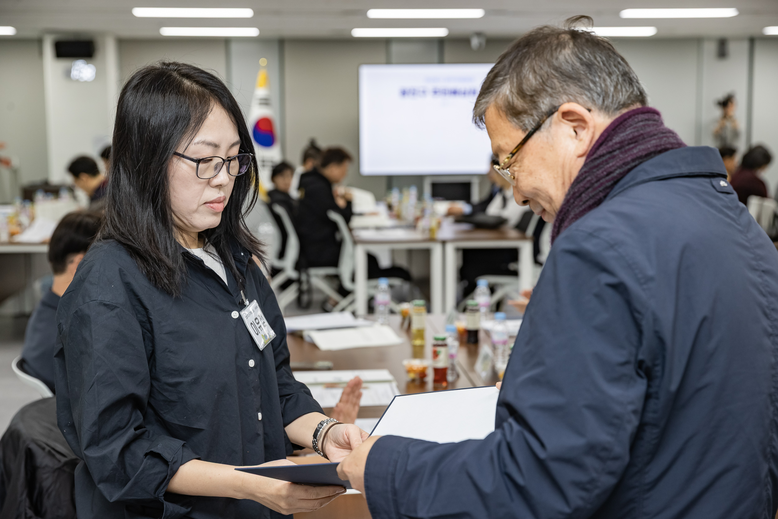 20251107-공약이행점검 주민배심원 위촉장 수여 20251107-1775_L_202001.jpg